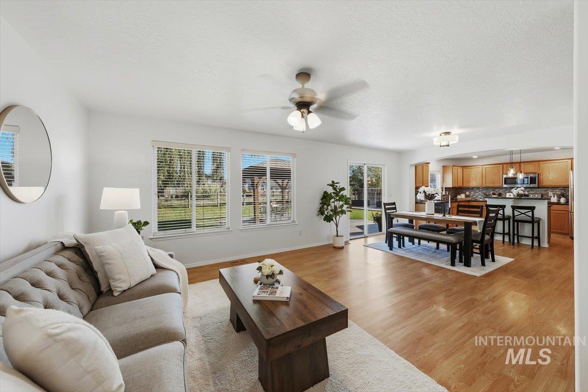 4684 Blue Creek Ct, Meridian, California 83646, 4 Bedrooms, 2.5 Bathrooms, Residential For Sale, Price $529,900,MLS 99000460