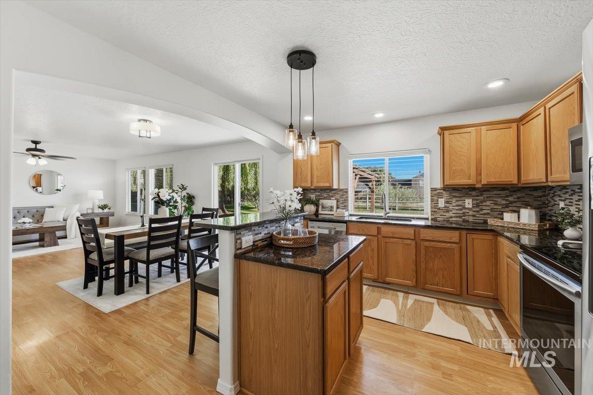 4684 Blue Creek Ct, Meridian, California 83646, 4 Bedrooms, 2.5 Bathrooms, Residential For Sale, Price $529,900,MLS 99000460
