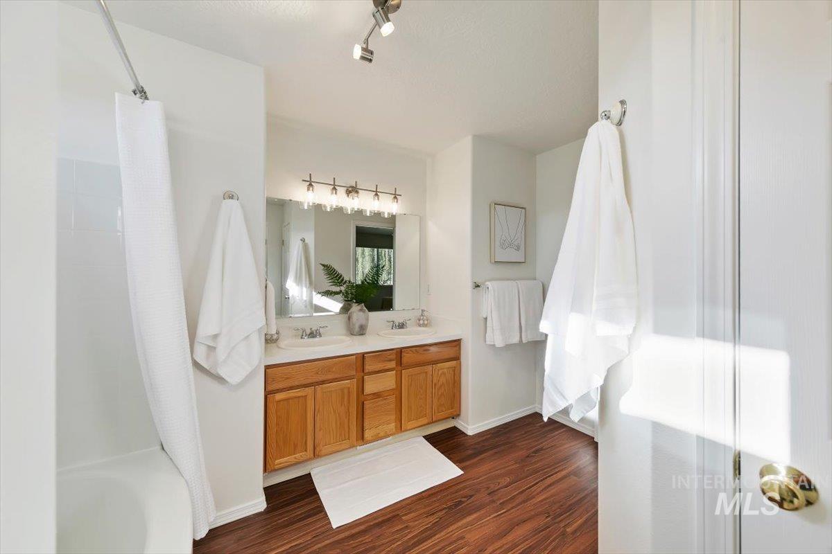 4684 Blue Creek Ct, Meridian, California 83646, 4 Bedrooms, 2.5 Bathrooms, Residential For Sale, Price $529,900,MLS 99000460