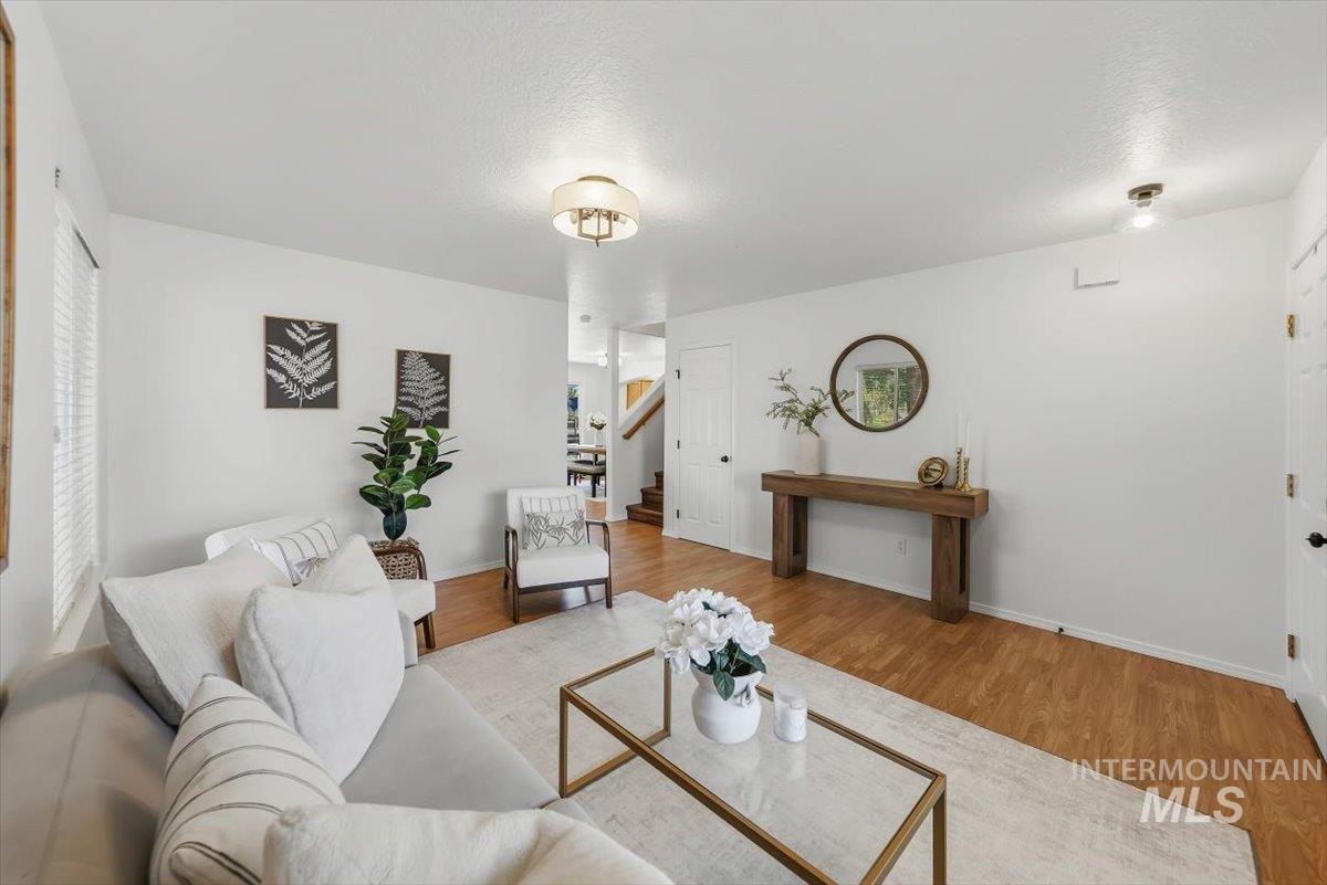 4684 Blue Creek Ct, Meridian, California 83646, 4 Bedrooms, 2.5 Bathrooms, Residential For Sale, Price $529,900,MLS 99000460