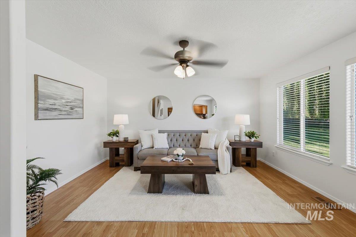 4684 Blue Creek Ct, Meridian, California 83646, 4 Bedrooms, 2.5 Bathrooms, Residential For Sale, Price $529,900,MLS 99000460