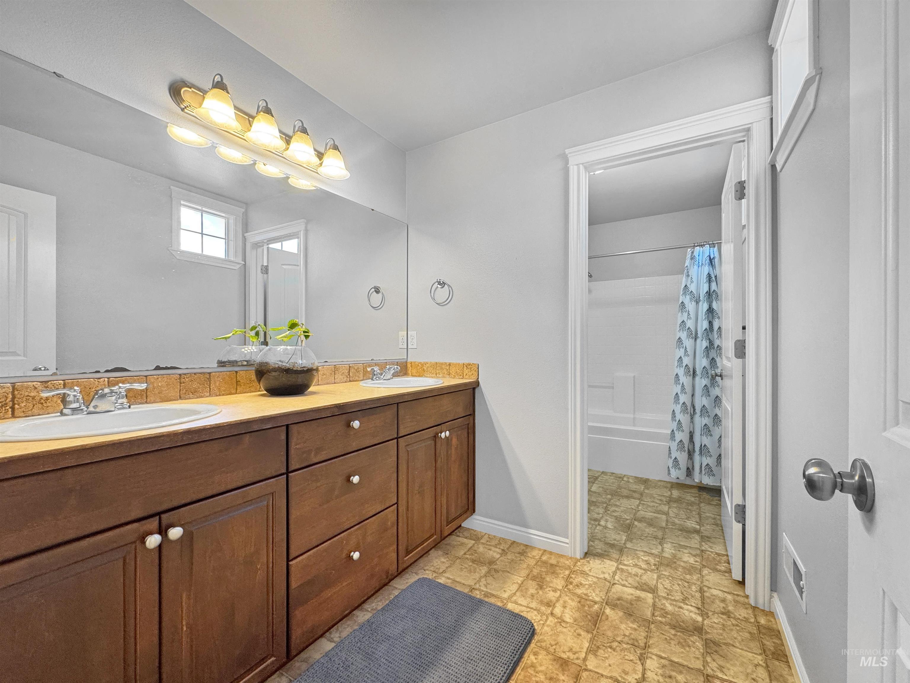 5495 N Fox Run Way, Meridian, Idaho 83646, 5 Bedrooms, 3 Bathrooms, Residential For Sale, Price $684,999,MLS 99000578