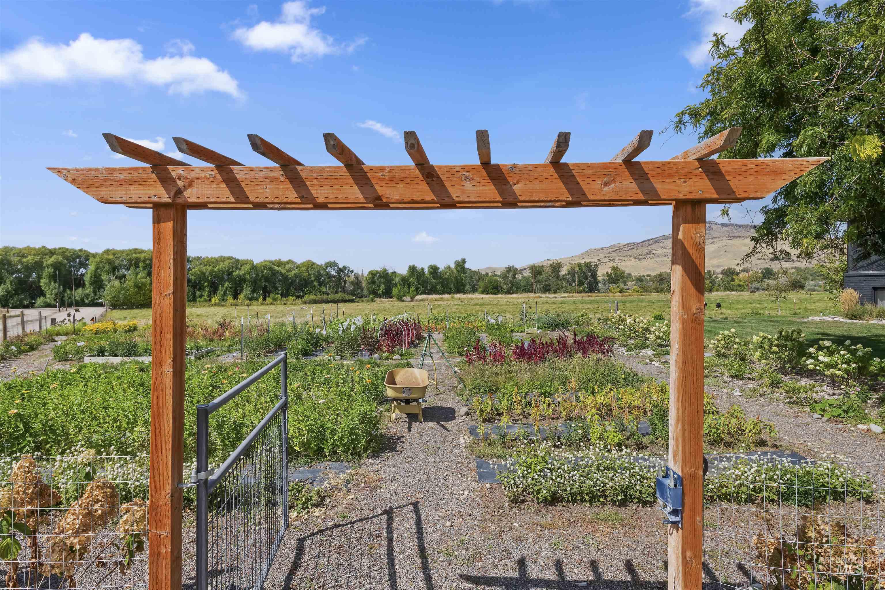 2700 N Plaza Rd, Emmett, Idaho 83617, 3 Bedrooms, 2.5 Bathrooms, Residential For Sale, Price $1,049,995,MLS 99000588