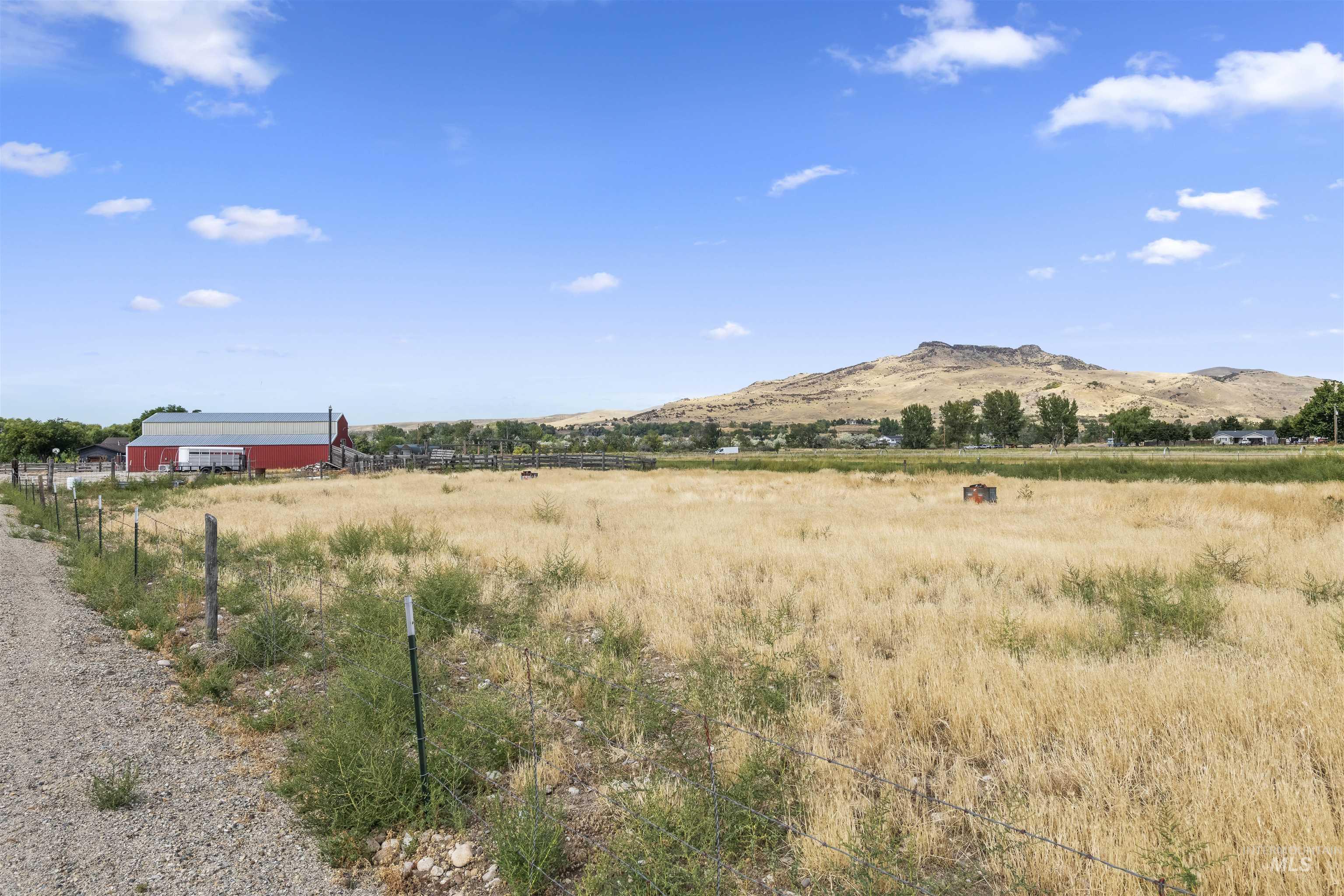 2700 N Plaza Rd, Emmett, Idaho 83617, 3 Bedrooms, 2.5 Bathrooms, Residential For Sale, Price $1,049,995,MLS 99000588