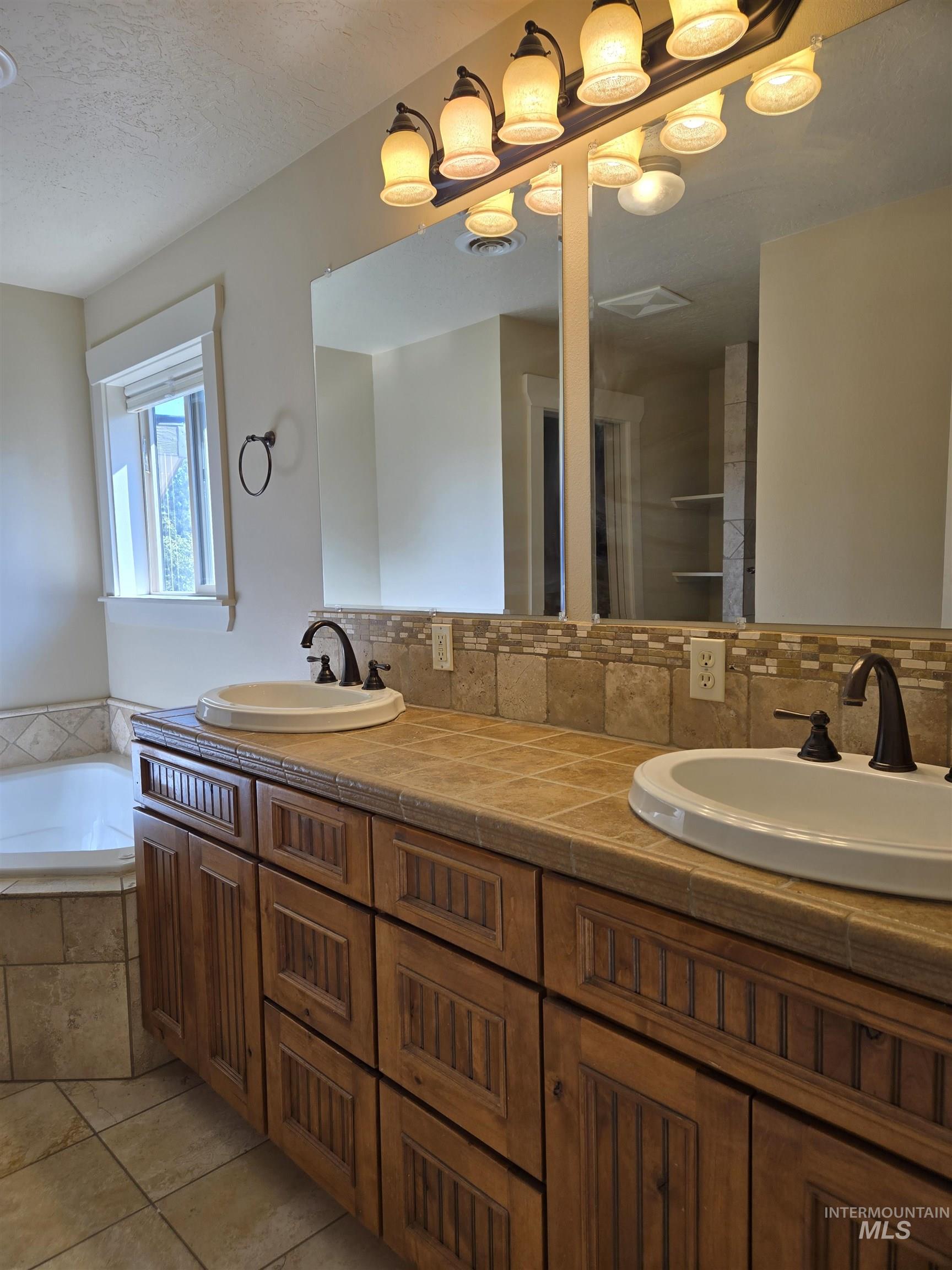 296 Sycamore St, Fruitland, Idaho 83619, 4 Bedrooms, 2.5 Bathrooms, Residential For Sale, Price $575,000,MLS 99000675