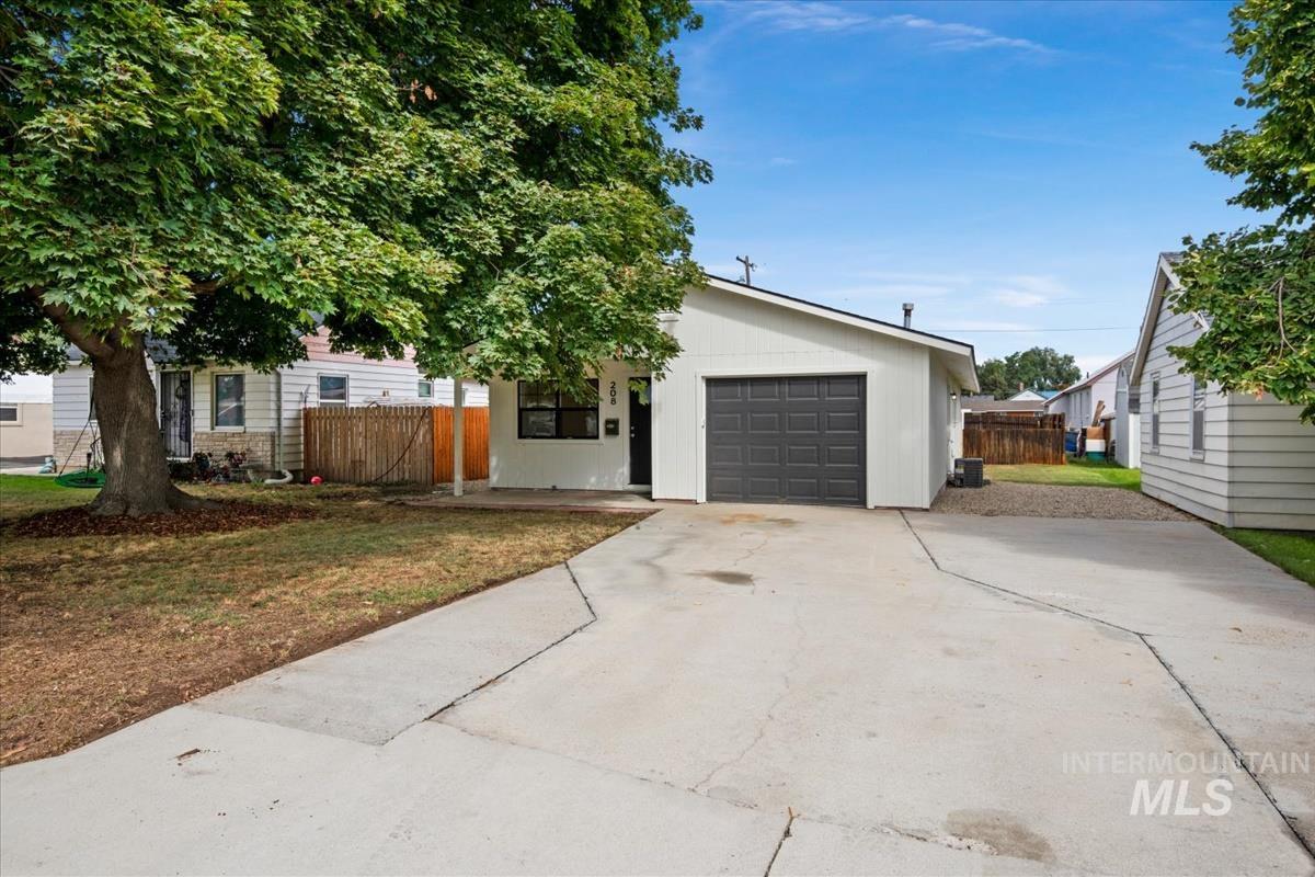 208 Young Ave., Nampa, Idaho 83651, 3 Bedrooms, 1 Bathroom, Residential For Sale, Price $329,900, 99000691