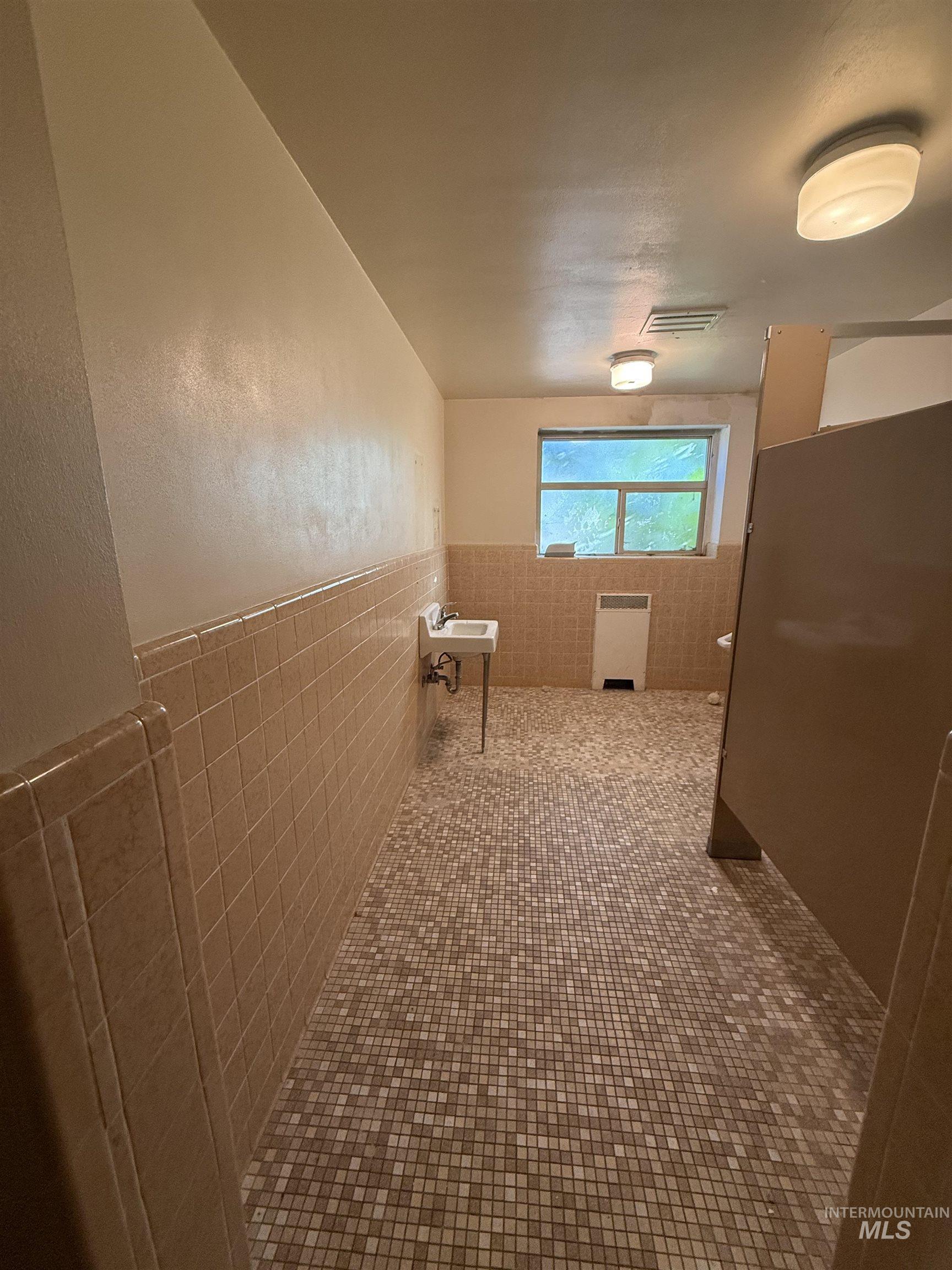 348 4Th Ave N, Twin Falls, Idaho 83301, 21 Rooms, Business/Commercial For Sale, Price $450,000,MLS 99000741