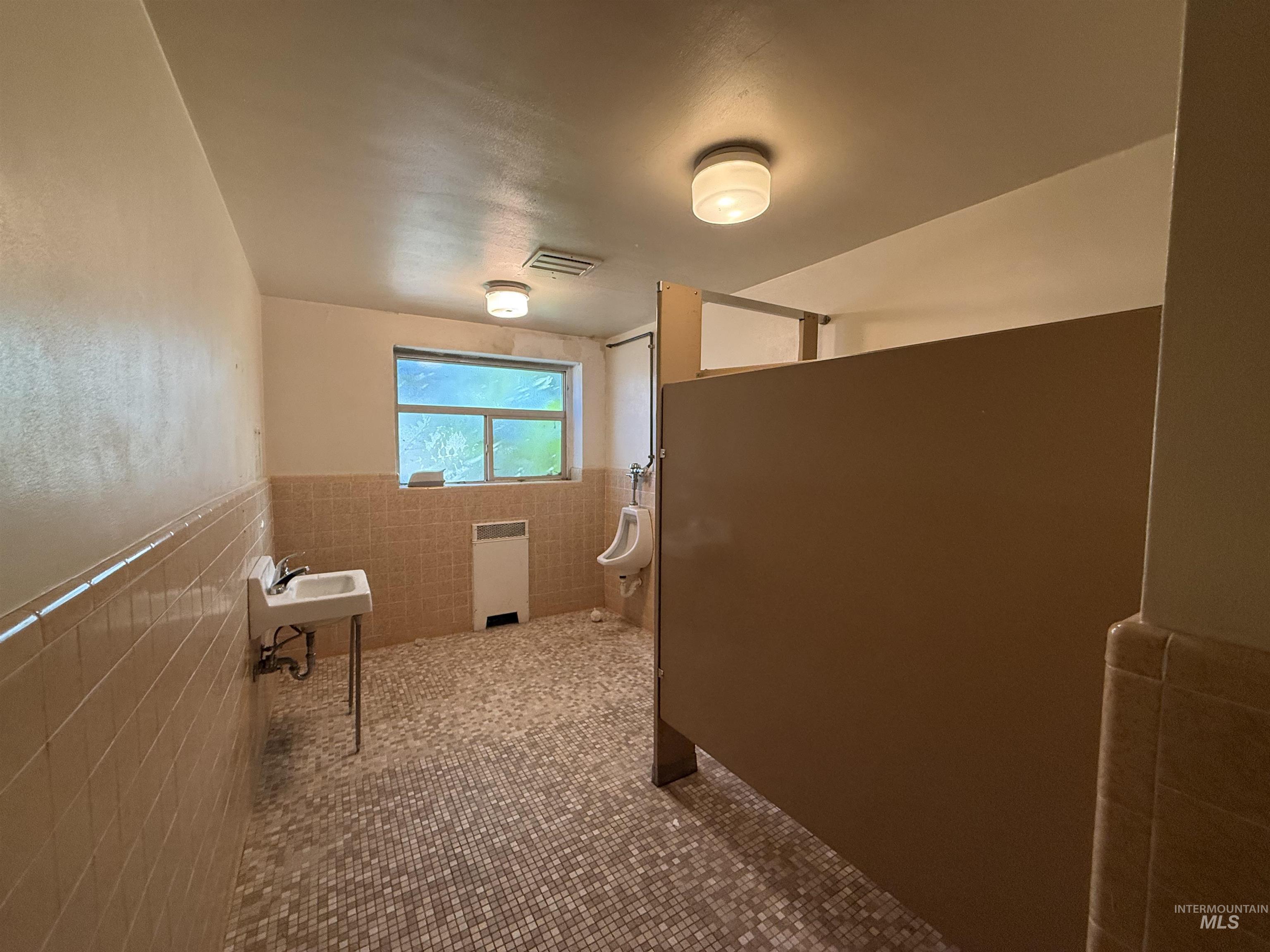 348 4Th Ave N, Twin Falls, Idaho 83301, 21 Rooms, Business/Commercial For Sale, Price $450,000,MLS 99000741