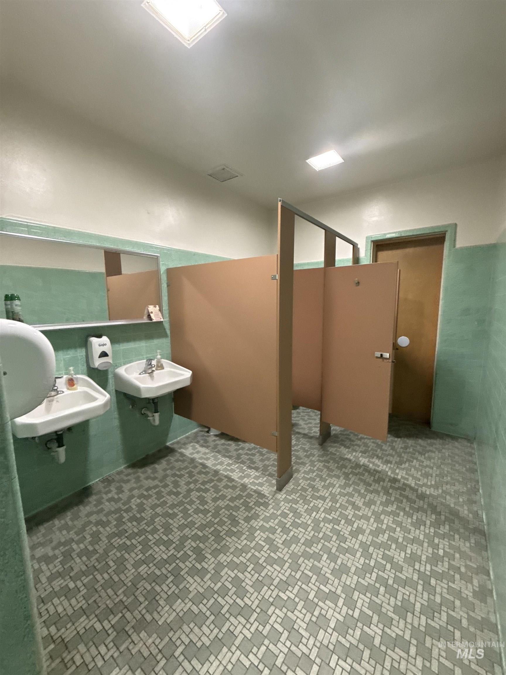 348 4Th Ave N, Twin Falls, Idaho 83301, 21 Rooms, Business/Commercial For Sale, Price $450,000,MLS 99000741