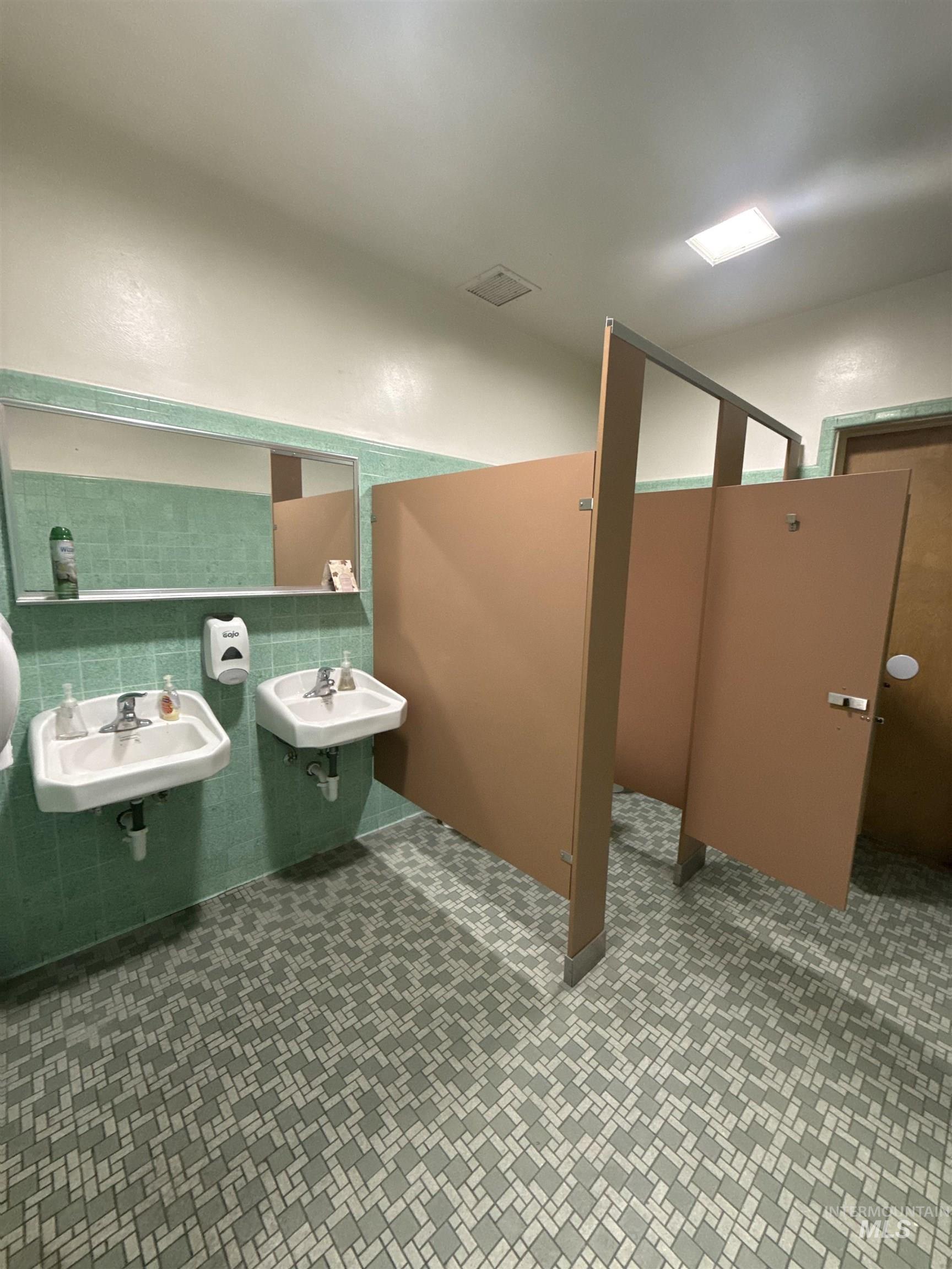 348 4Th Ave N, Twin Falls, Idaho 83301, 21 Rooms, Business/Commercial For Sale, Price $450,000,MLS 99000741