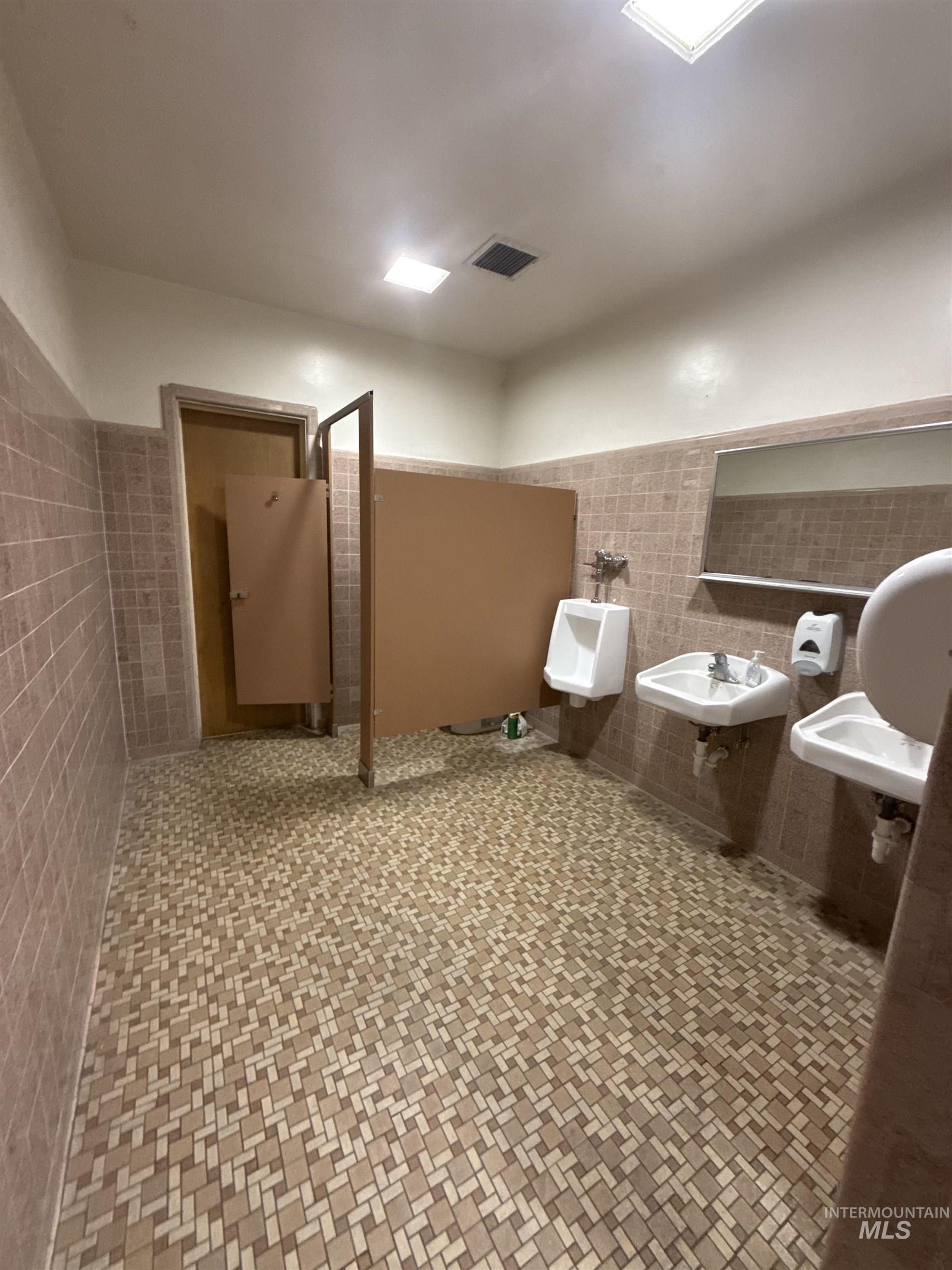 348 4Th Ave N, Twin Falls, Idaho 83301, 21 Rooms, Business/Commercial For Sale, Price $450,000,MLS 99000741
