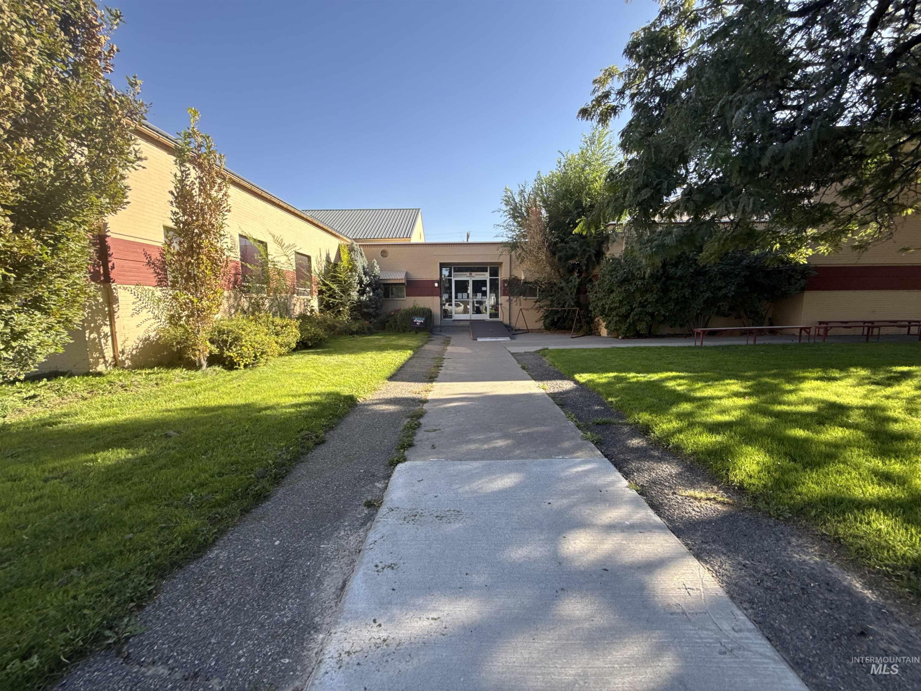 348 4Th Ave N, Twin Falls, Idaho 83301, 21 Rooms, Business/Commercial For Sale, Price $450,000,MLS 99000741