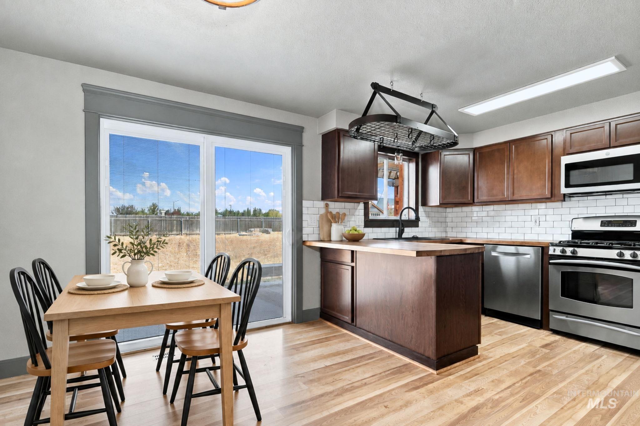 1372 W Crest Wood Dr, Meridian, Idaho 83642, 3 Bedrooms, 2 Bathrooms, Residential For Sale, Price $399,900, 99000744