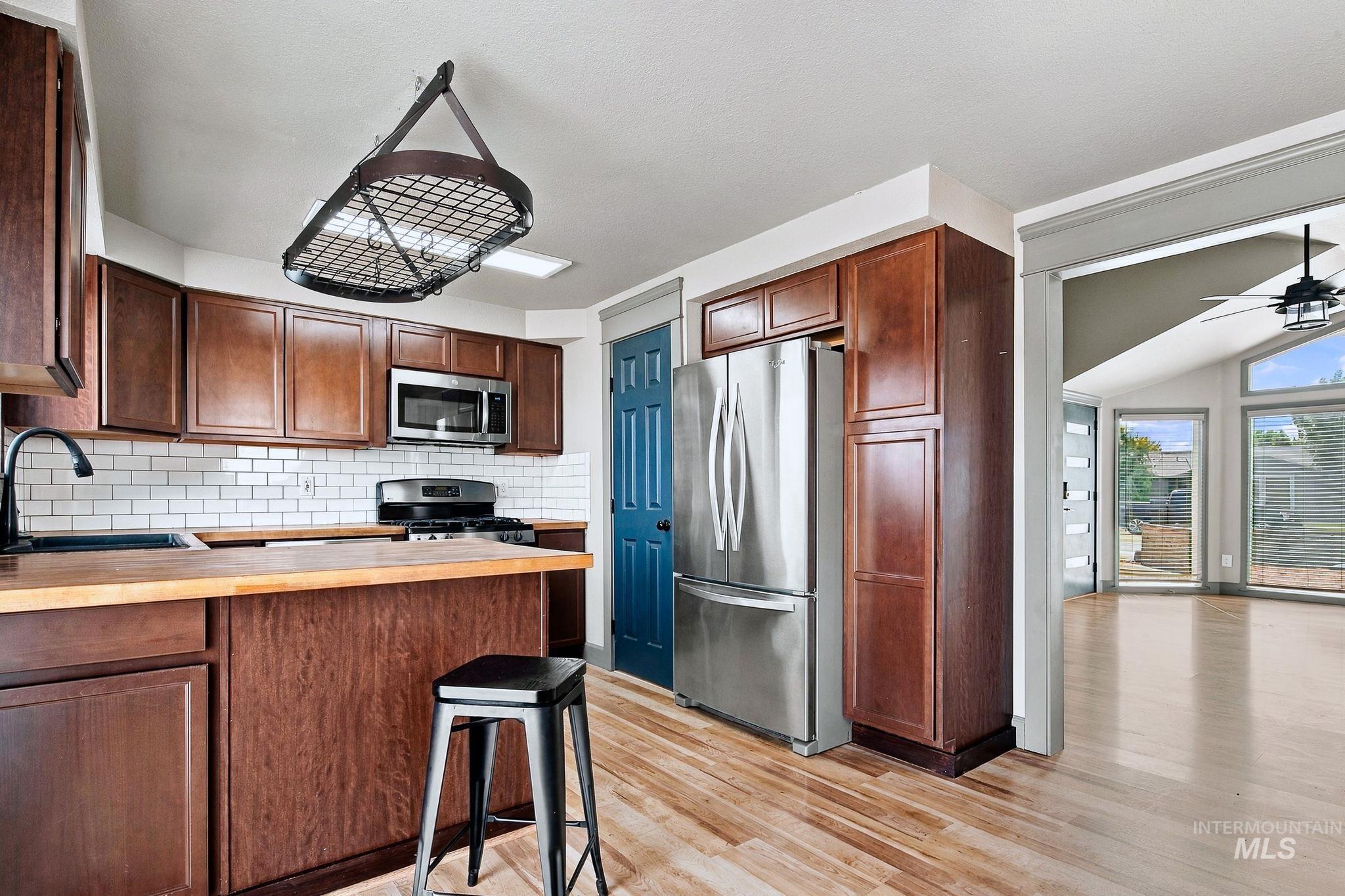 1372 W Crest Wood Dr, Meridian, Idaho 83642, 3 Bedrooms, 2 Bathrooms, Residential For Sale, Price $399,900, 99000744