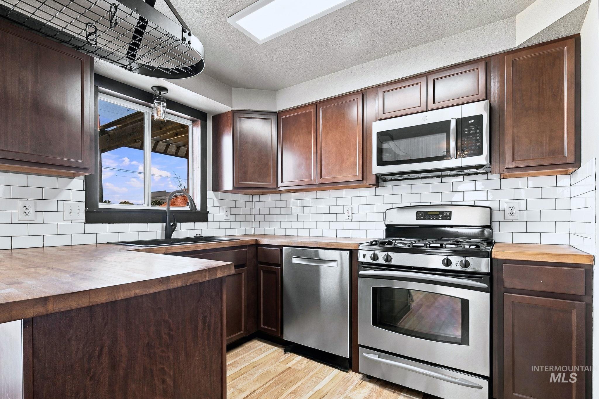 1372 W Crest Wood Dr, Meridian, Idaho 83642, 3 Bedrooms, 2 Bathrooms, Residential For Sale, Price $399,900, 99000744
