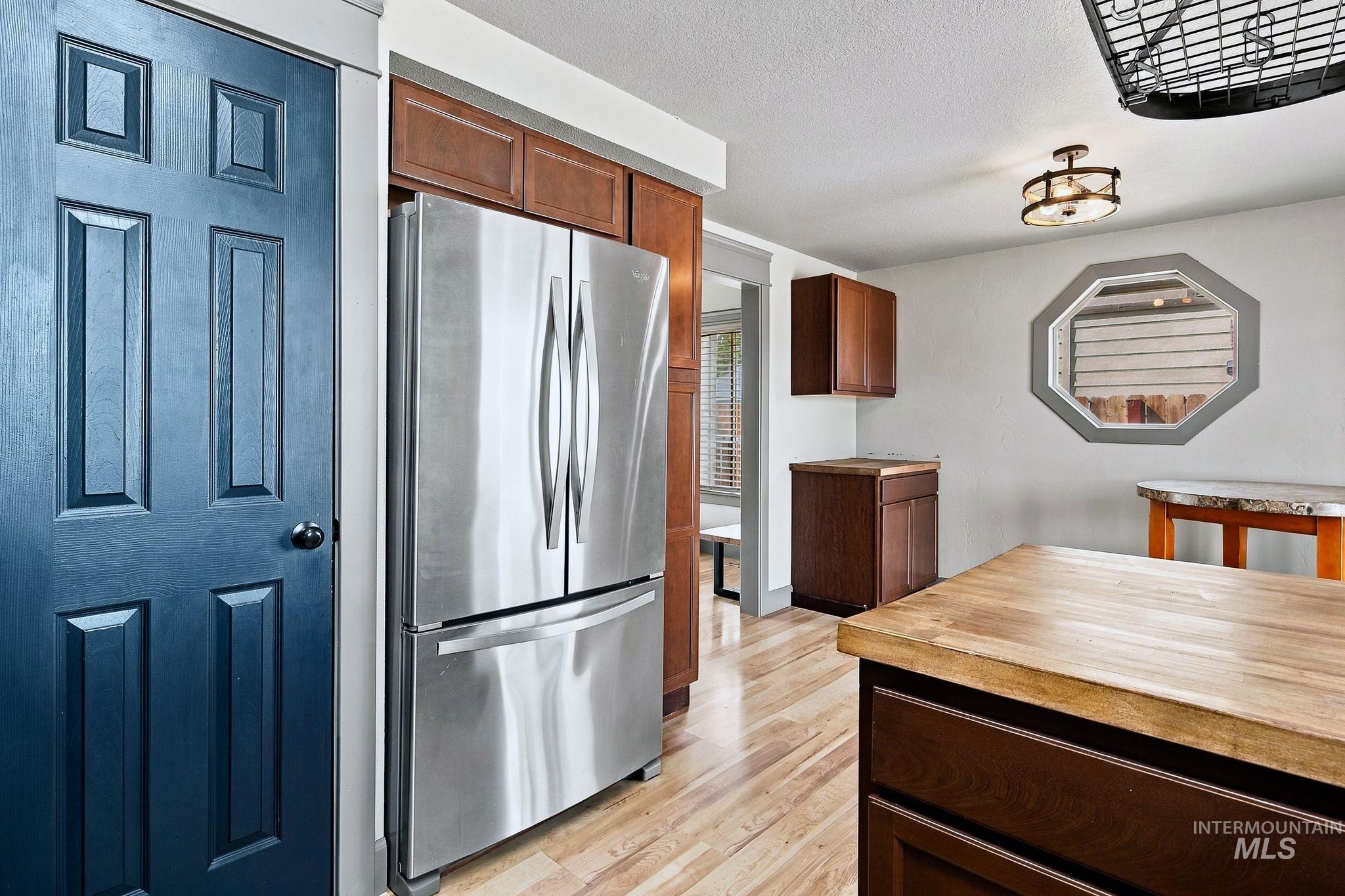 1372 W Crest Wood Dr, Meridian, Idaho 83642, 3 Bedrooms, 2 Bathrooms, Residential For Sale, Price $399,900, 99000744