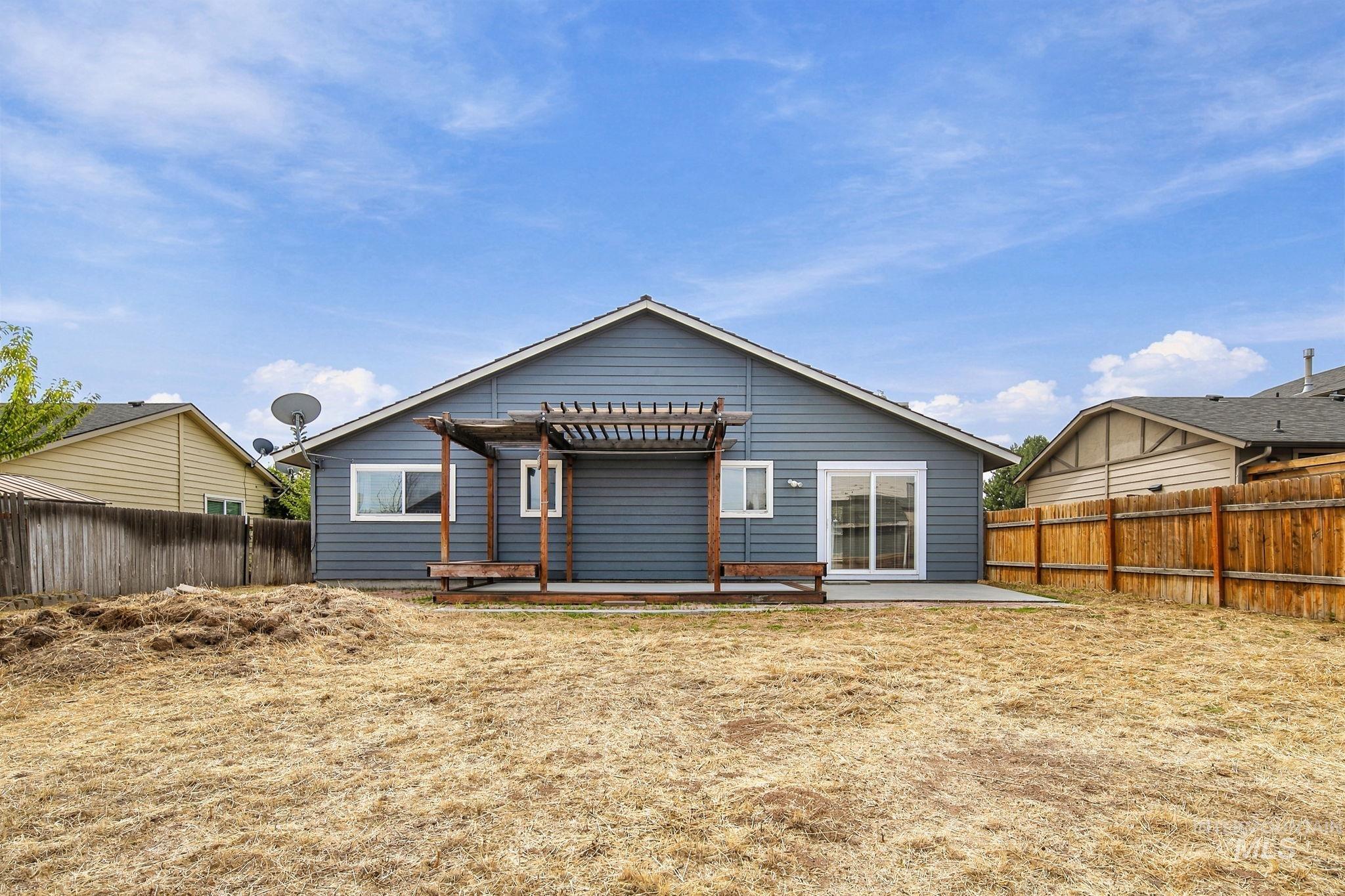 1372 W Crest Wood Dr, Meridian, Idaho 83642, 3 Bedrooms, 2 Bathrooms, Residential For Sale, Price $399,900, 99000744