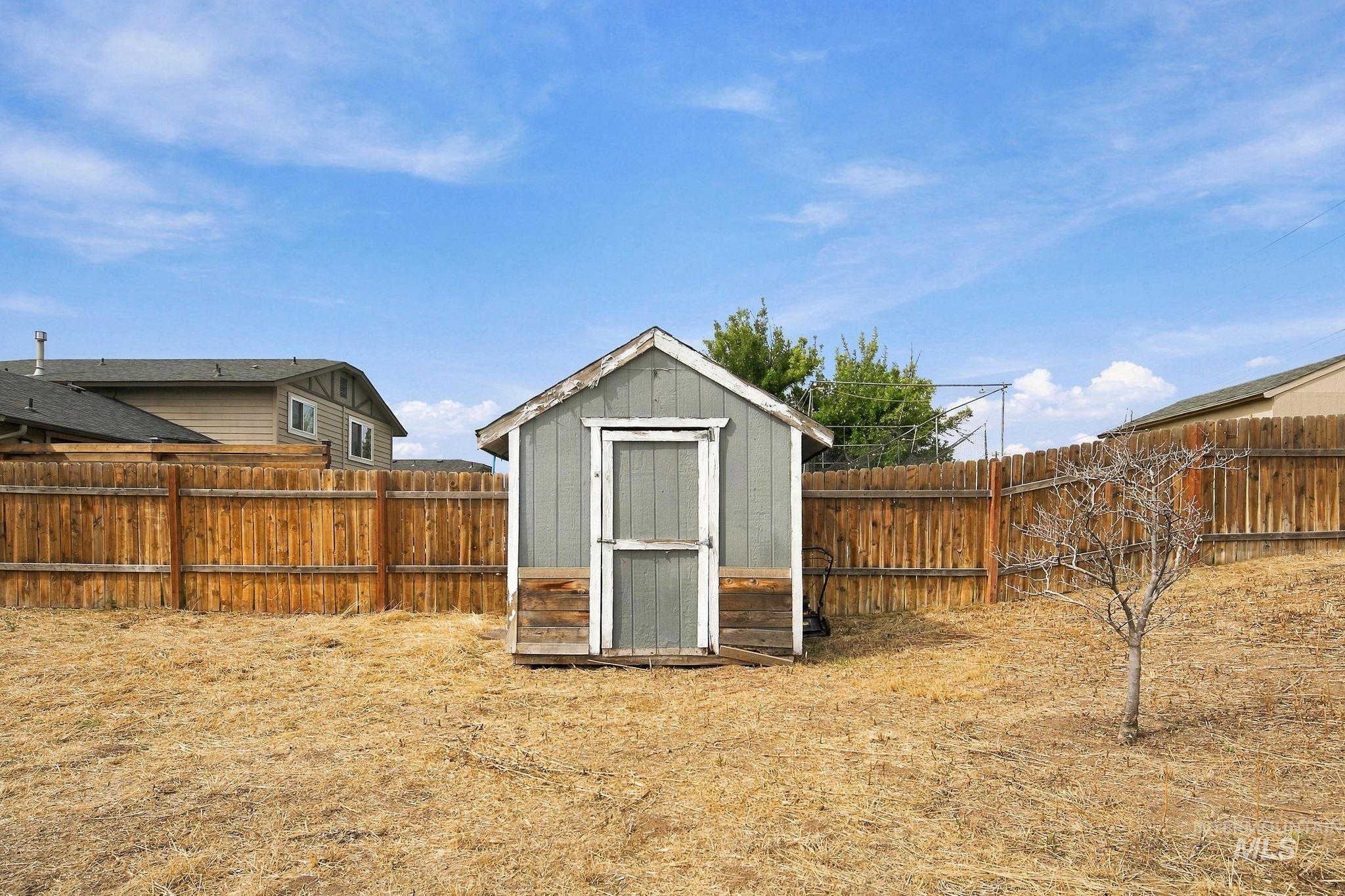 1372 W Crest Wood Dr, Meridian, Idaho 83642, 3 Bedrooms, 2 Bathrooms, Residential For Sale, Price $399,900, 99000744