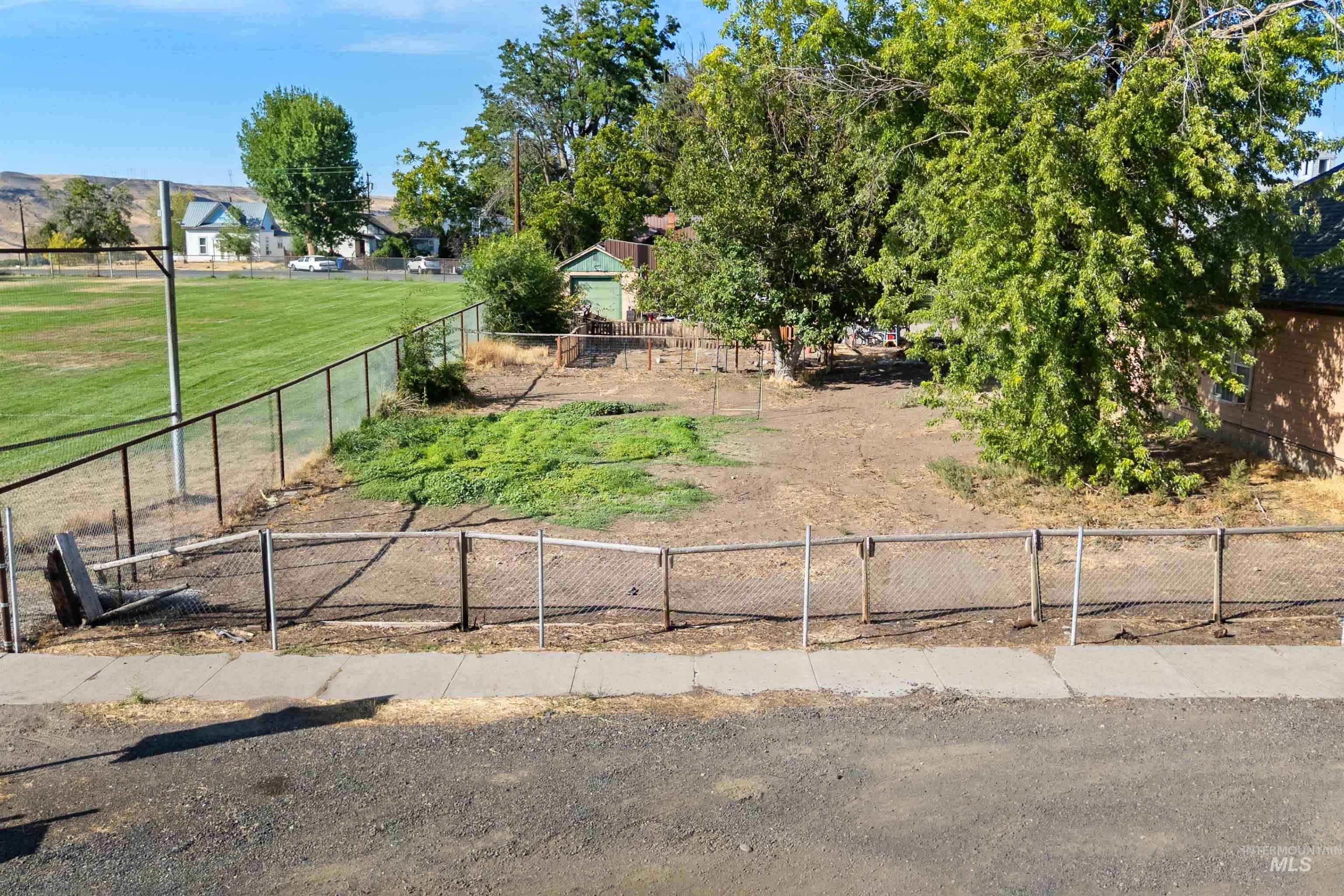 131 W Spring Street, Hagerman, Idaho 83332, 2 Bedrooms, 6 Rooms, Business/Commercial For Sale, Price $189,900,MLS 99000758