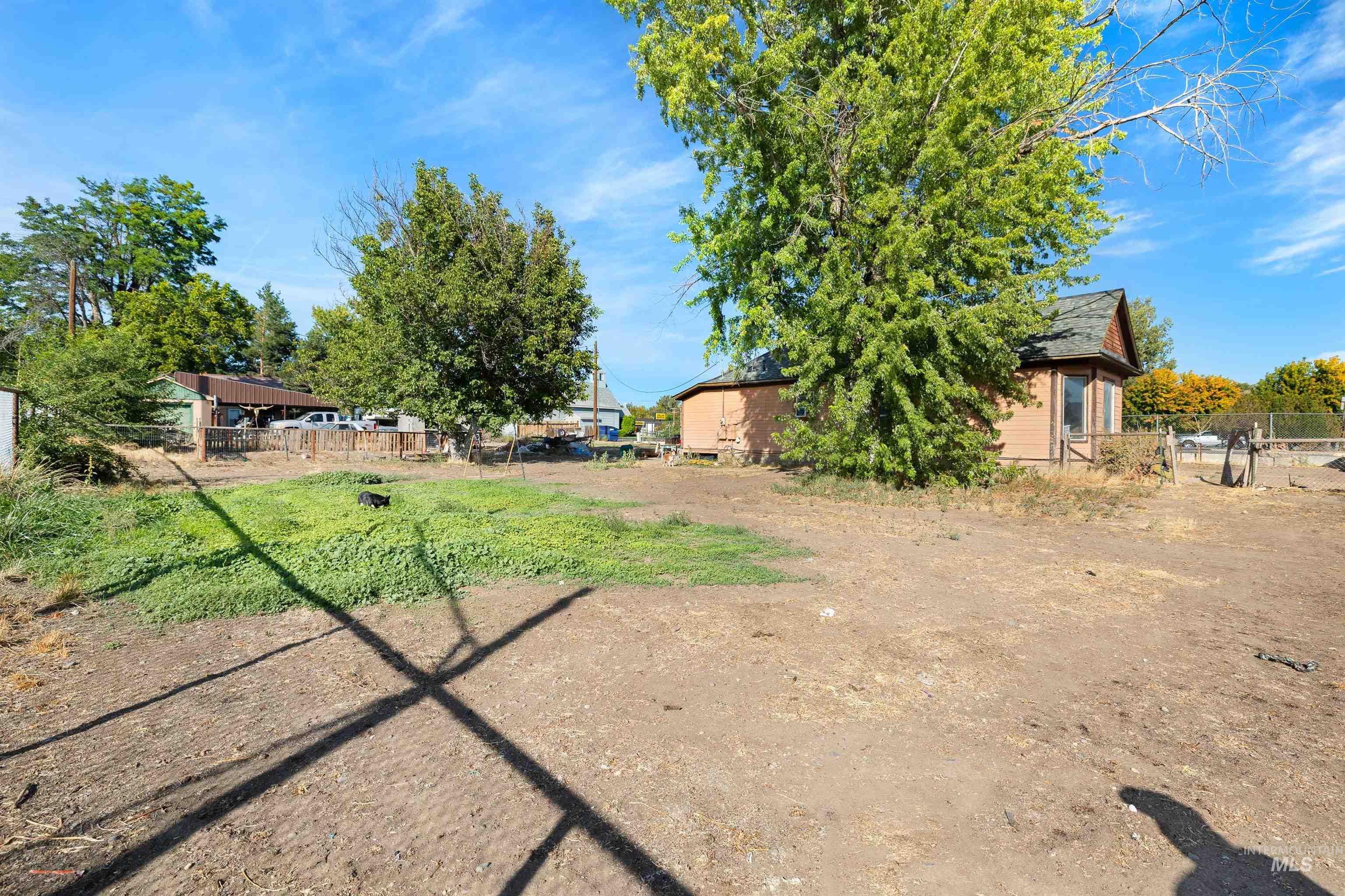 131 W Spring Street, Hagerman, Idaho 83332, 2 Bedrooms, 6 Rooms, Business/Commercial For Sale, Price $189,900,MLS 99000758