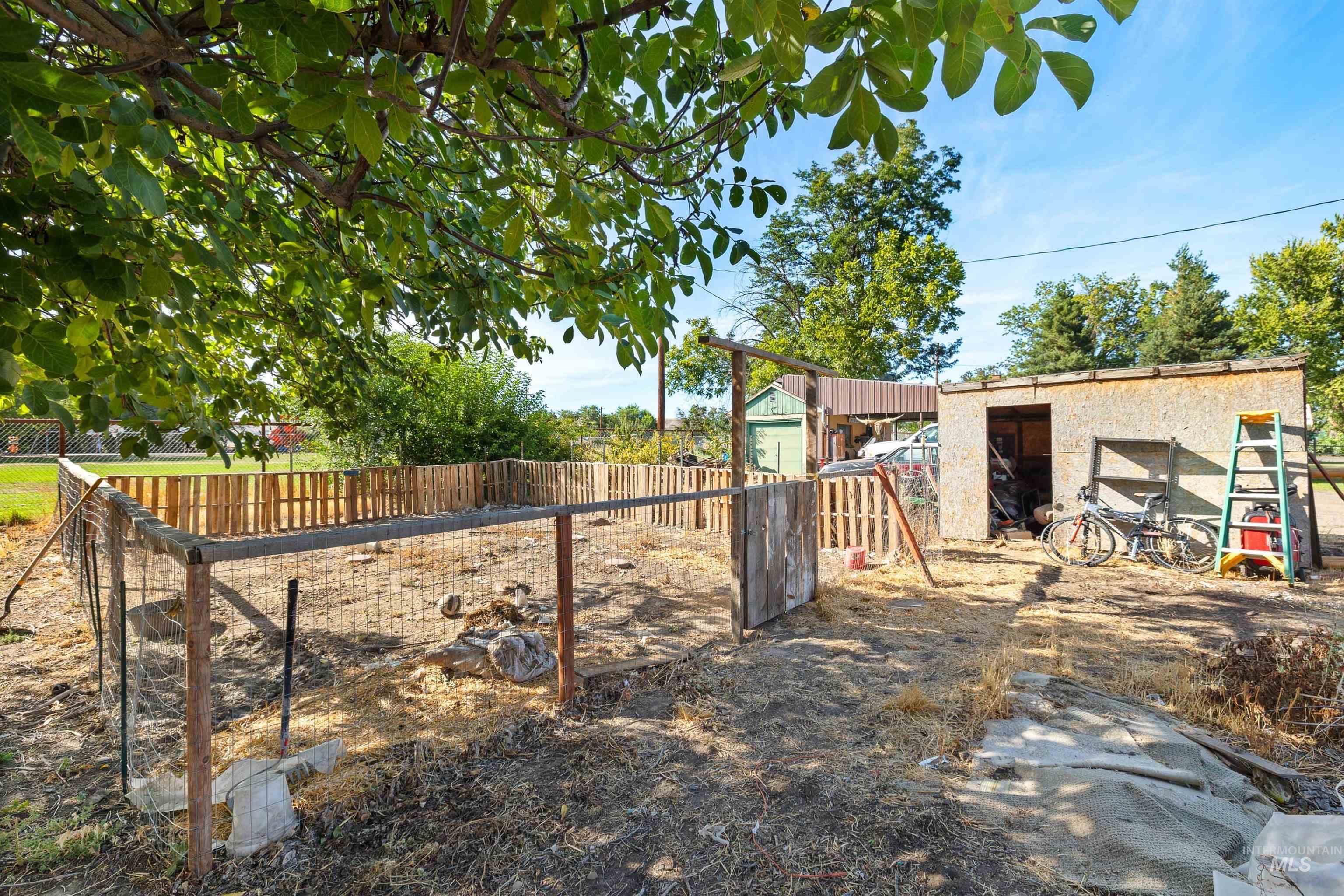 131 W Spring Street, Hagerman, Idaho 83332, 2 Bedrooms, 6 Rooms, Business/Commercial For Sale, Price $189,900,MLS 99000758