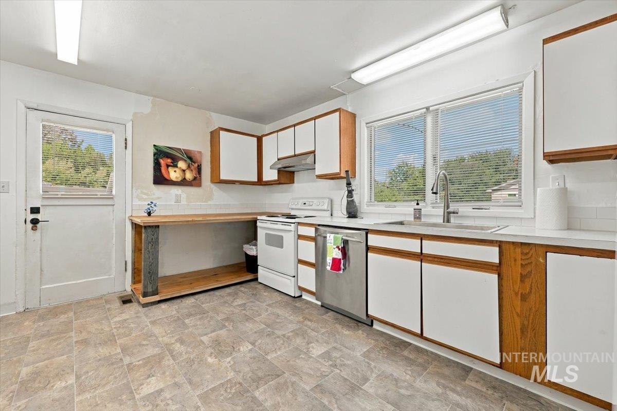8107 King St, Boise, Idaho 83704, 2 Bedrooms, 1 Bathroom, Residential For Sale, Price $375,000,MLS 99000849