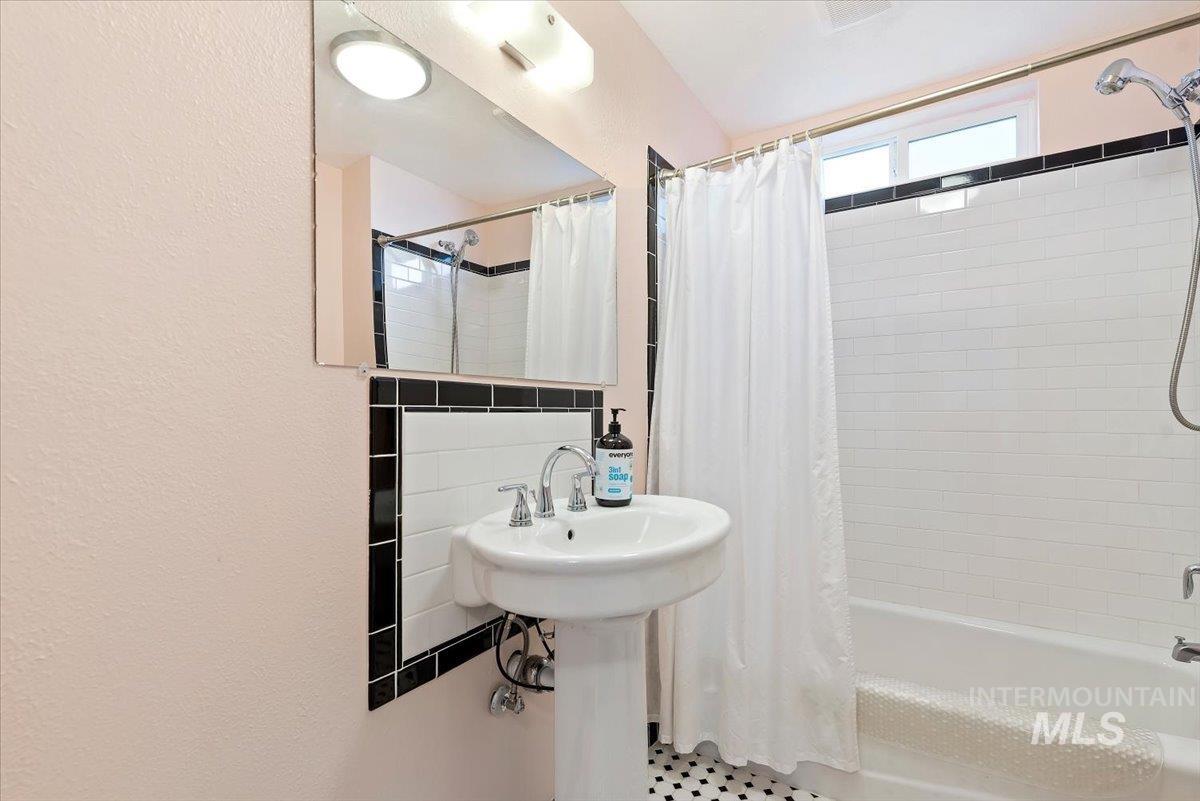 6210 W Primrose St, Boise, Idaho 83704, 2 Bedrooms, 1 Bathroom, Residential For Sale, Price $350,000,MLS 99000886