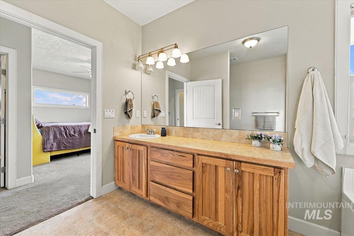 18026 Briar Creek Rd, Murphy, Idaho 83650, 3 Bedrooms, 2.5 Bathrooms, Residential For Sale, Price $985,000, 99000914
