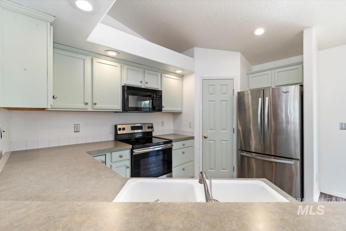 11927 Colonial, Caldwell, Idaho 83605, 3 Bedrooms, 2 Bathrooms, Residential For Sale, Price $349,900,MLS 99000998