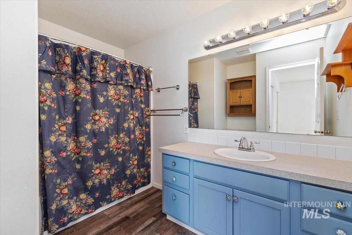 11927 Colonial, Caldwell, Idaho 83605, 3 Bedrooms, 2 Bathrooms, Residential For Sale, Price $349,900,MLS 99000998