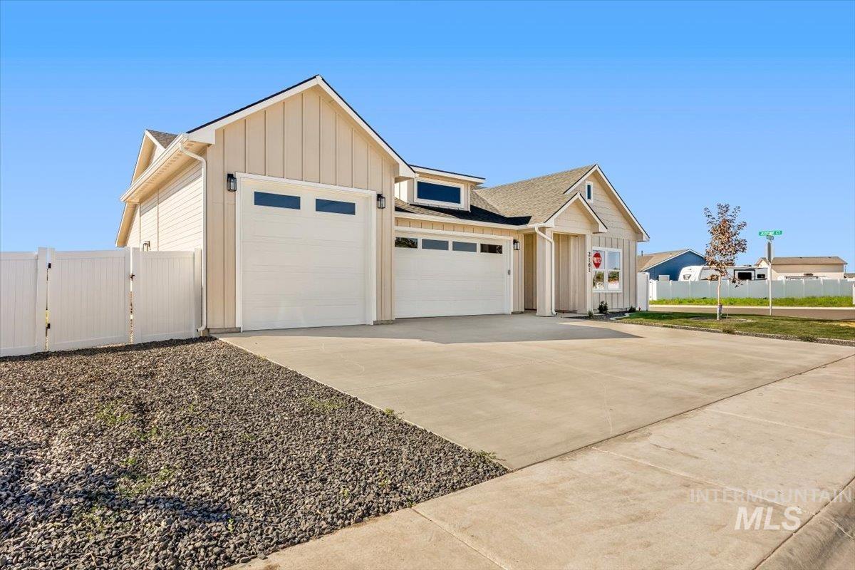 2176 Austin, Fruitland, Idaho 83619, 4 Bedrooms, 2 Bathrooms, Residential For Sale, Price $455,000,MLS 99001041