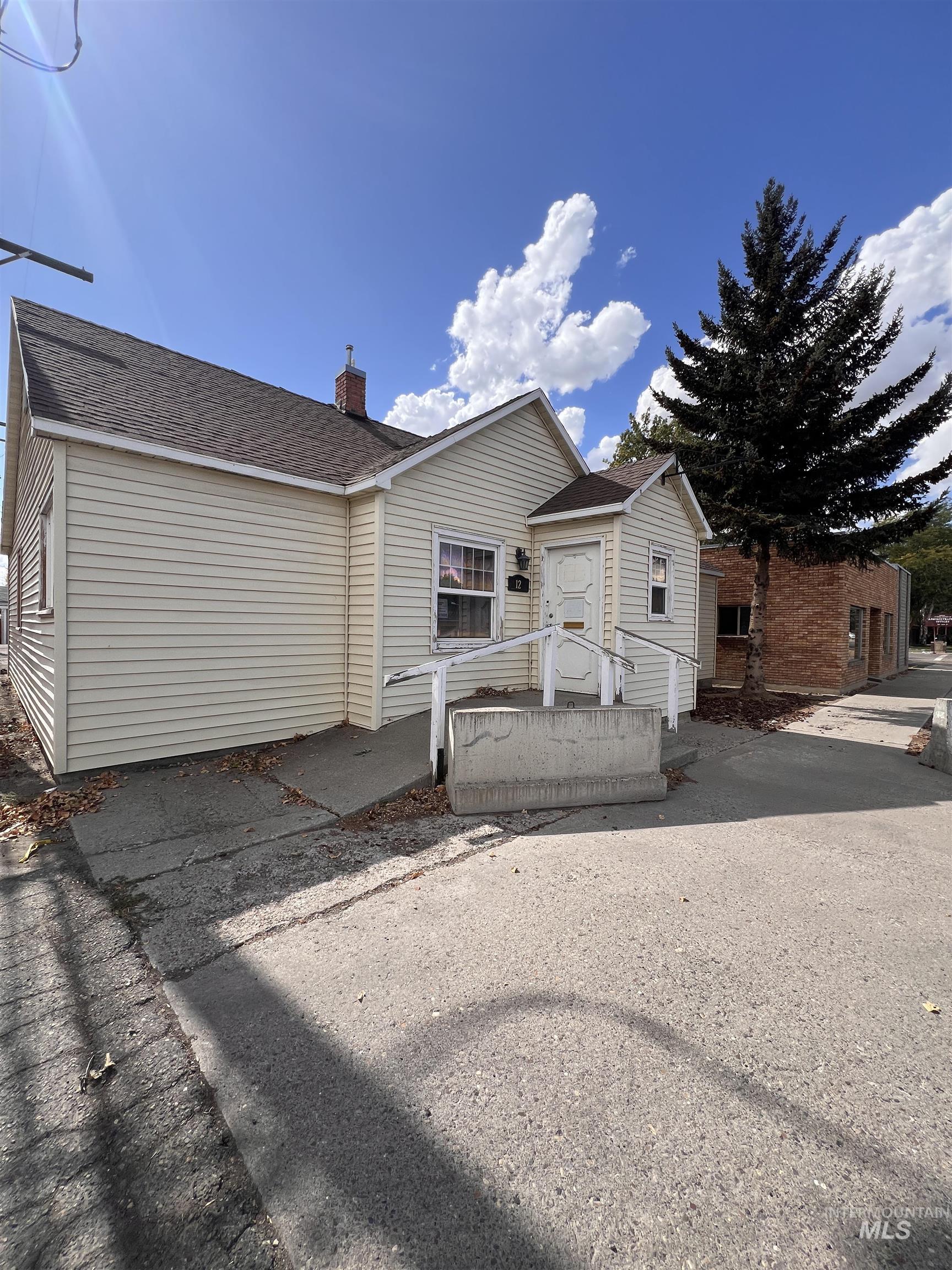 121 5th Ave W, Gooding, Idaho 83330, 3 Bedrooms, 3 Rooms, Business/Commercial For Sale, Price $174,900,MLS 99001044