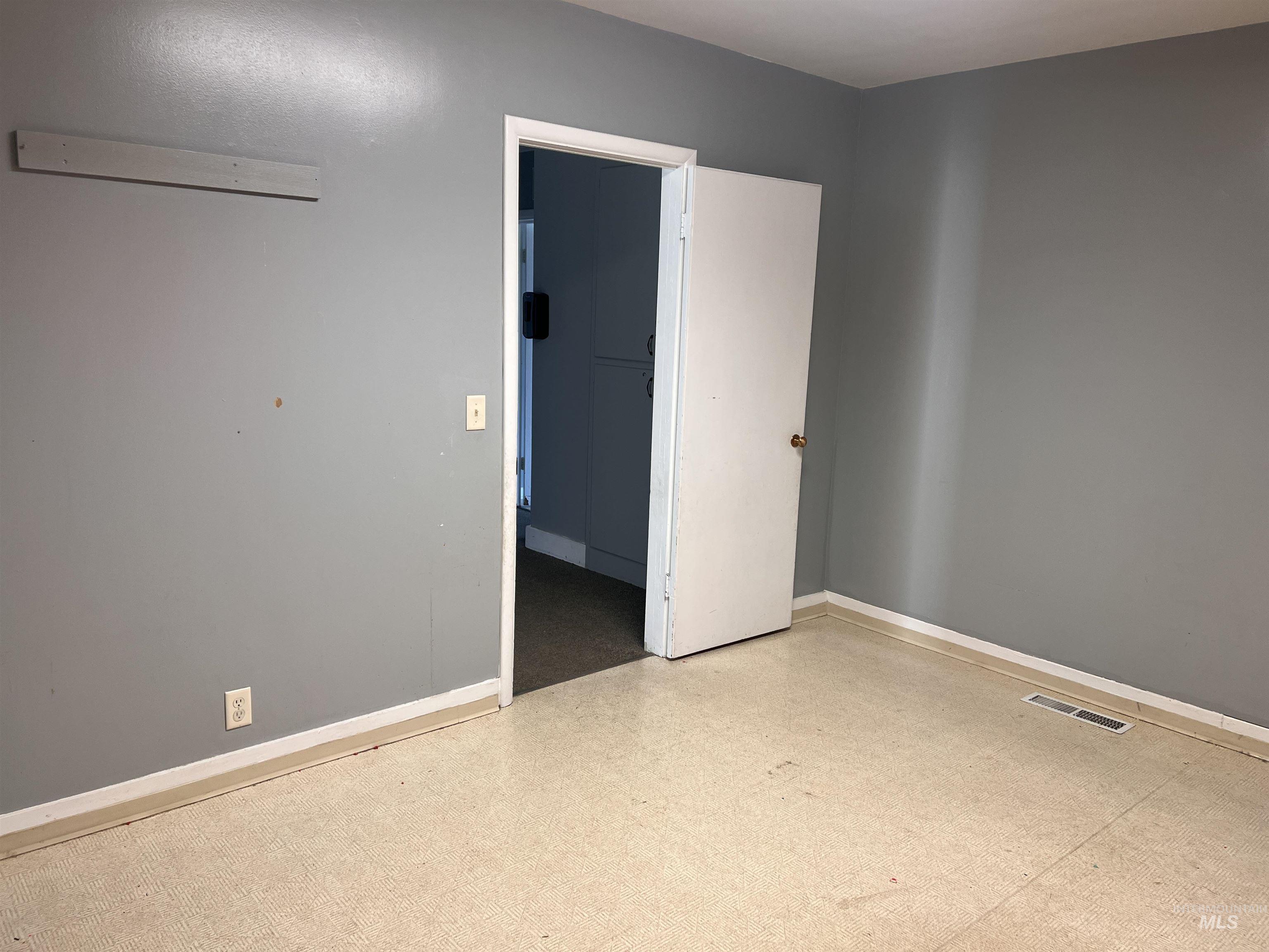 121 5th Ave W, Gooding, Idaho 83330, 3 Bedrooms, 3 Rooms, Business/Commercial For Sale, Price $174,900,MLS 99001044