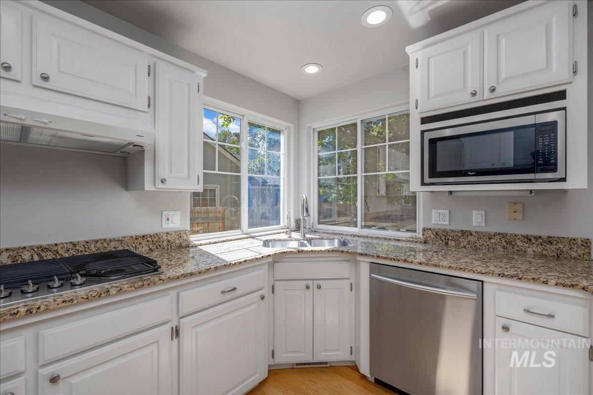 366 E Brookhollow Dr, Boise, Idaho 83716, 3 Bedrooms, 2.5 Bathrooms, Residential For Sale, Price $585,000,MLS 99001052