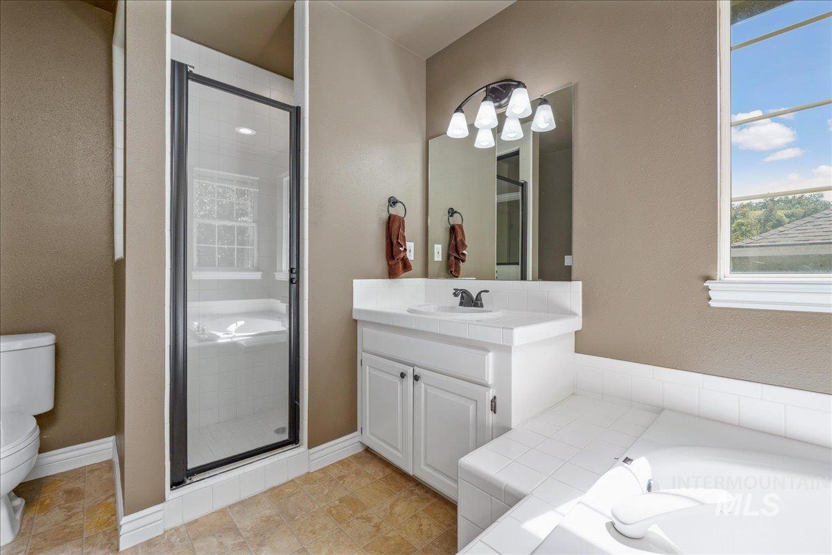 366 E Brookhollow Dr, Boise, Idaho 83716, 3 Bedrooms, 2.5 Bathrooms, Residential For Sale, Price $585,000,MLS 99001052