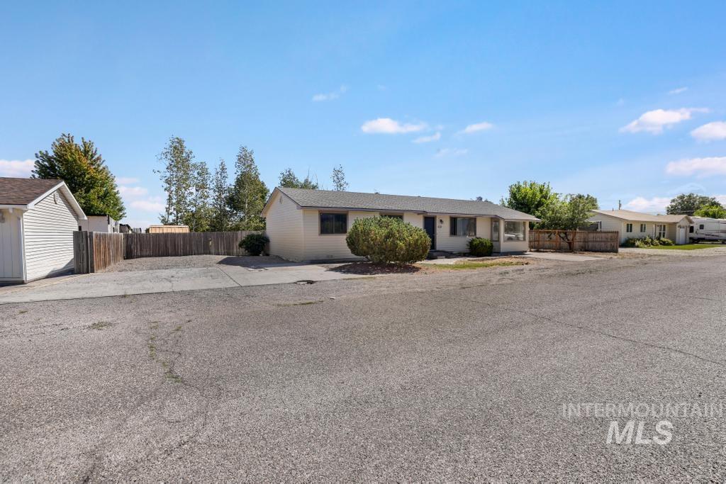 2220 Macs Ave, Heyburn, Idaho 83336, 3 Bedrooms, 1 Bathroom, Residential For Sale, Price $264,900,MLS 99001056