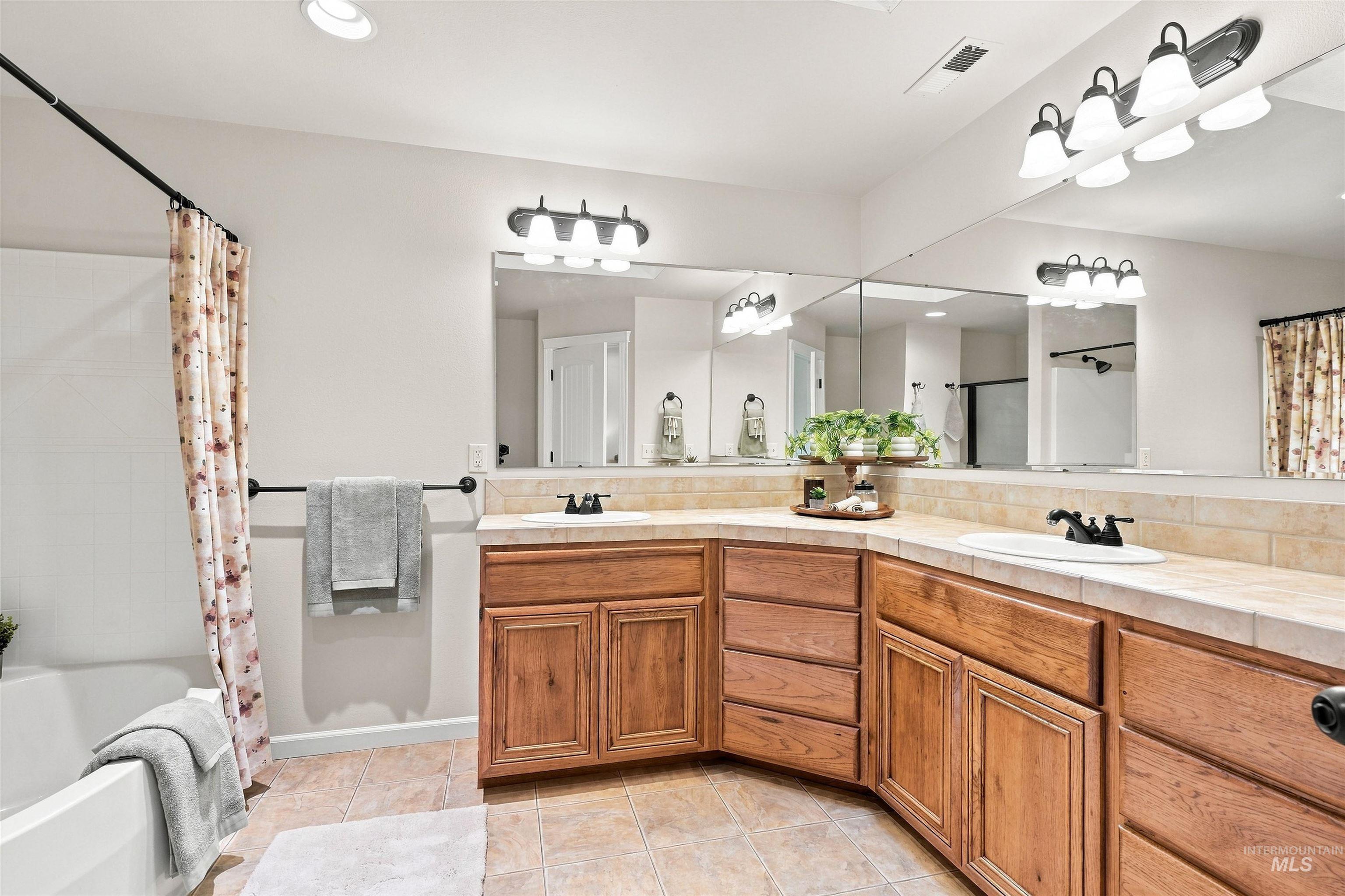 663 N Shadowfox PL, Eagle, Idaho 83616, 3 Bedrooms, 2.5 Bathrooms, Residential For Sale, Price $444,000,MLS 99001059