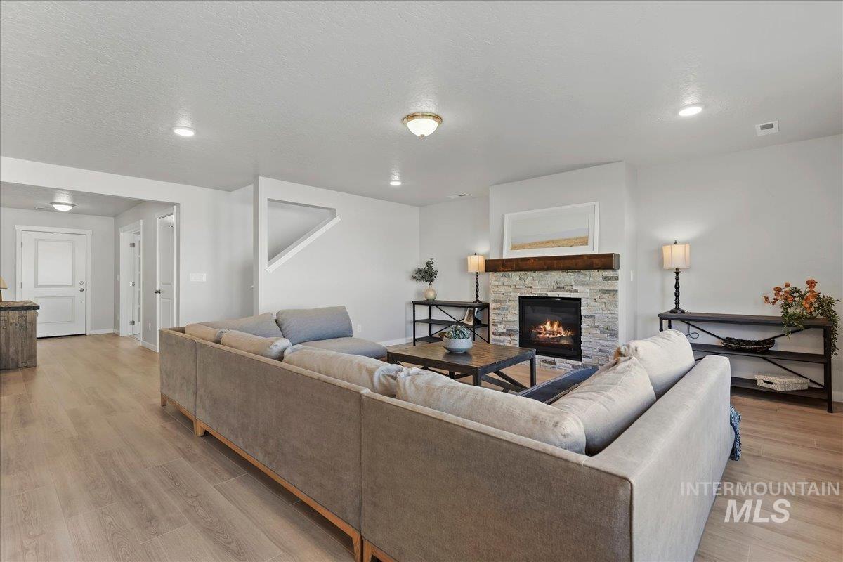 10138 W Gladiola St, Star, Idaho 83669, 4 Bedrooms, 2.5 Bathrooms, Residential For Sale, Price $599,990,MLS 99001088
