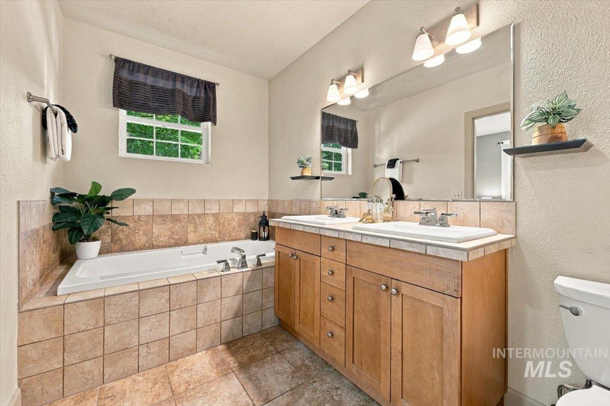 1144 E Winding Creek Dr, Eagle, Idaho 83616, 2 Bedrooms, 1.5 Bathrooms, Residential For Sale, Price $394,900, 99001103