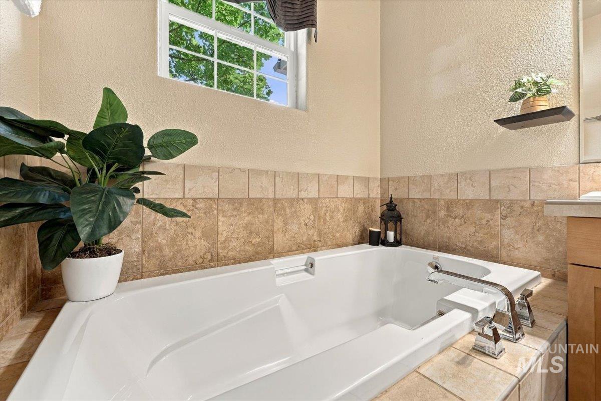 1144 E Winding Creek Dr, Eagle, Idaho 83616, 2 Bedrooms, 1.5 Bathrooms, Residential For Sale, Price $394,900, 99001103
