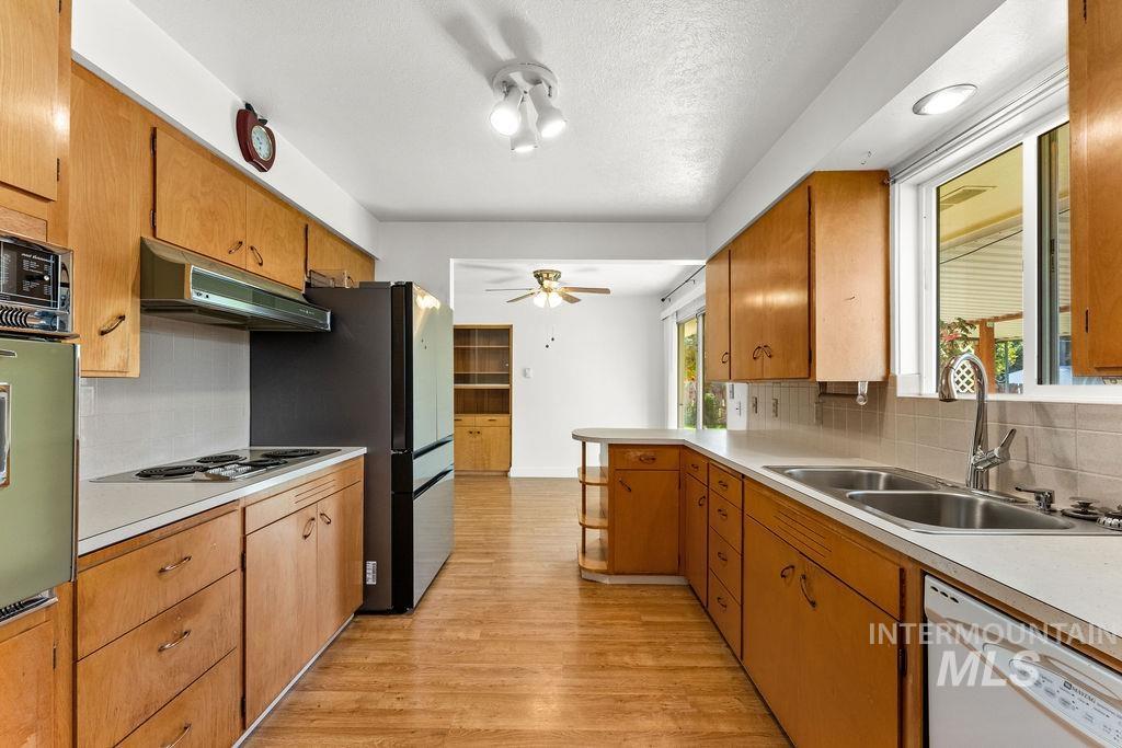 127 W Mckinley, New Plymouth, Idaho 83655, 3 Bedrooms, 2 Bathrooms, Residential For Sale, Price $350,000, 99001153