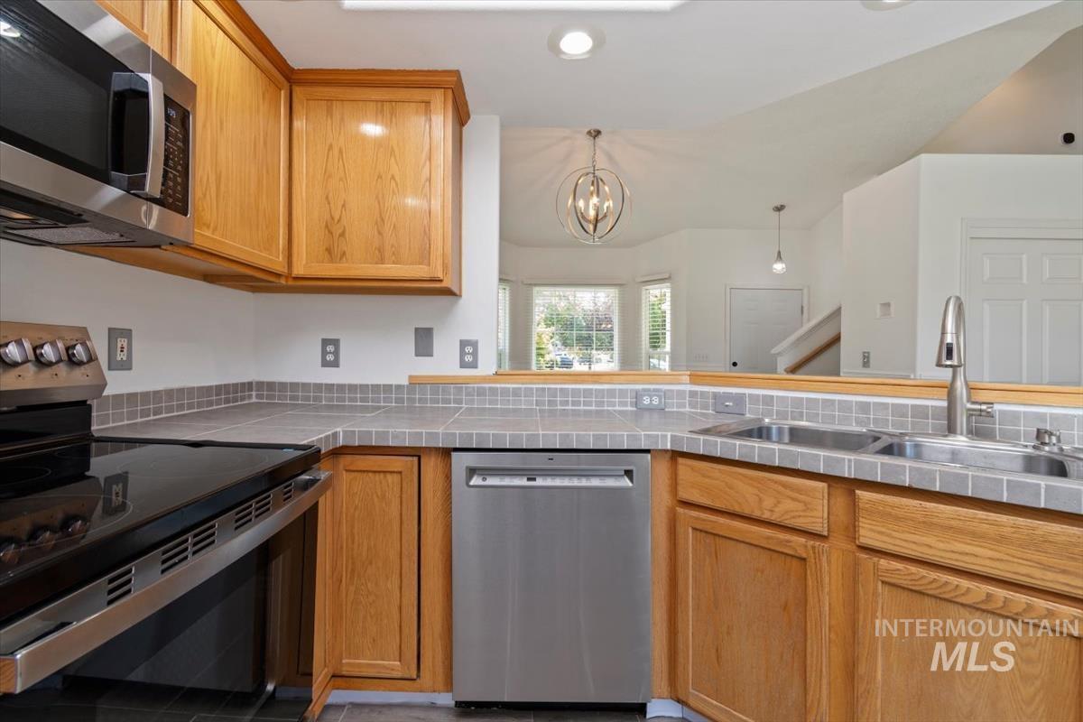 3915 N Abbott St, Caldwell, Idaho 83607, 3 Bedrooms, 2.5 Bathrooms, Residential For Sale, Price $367,000, 99001155