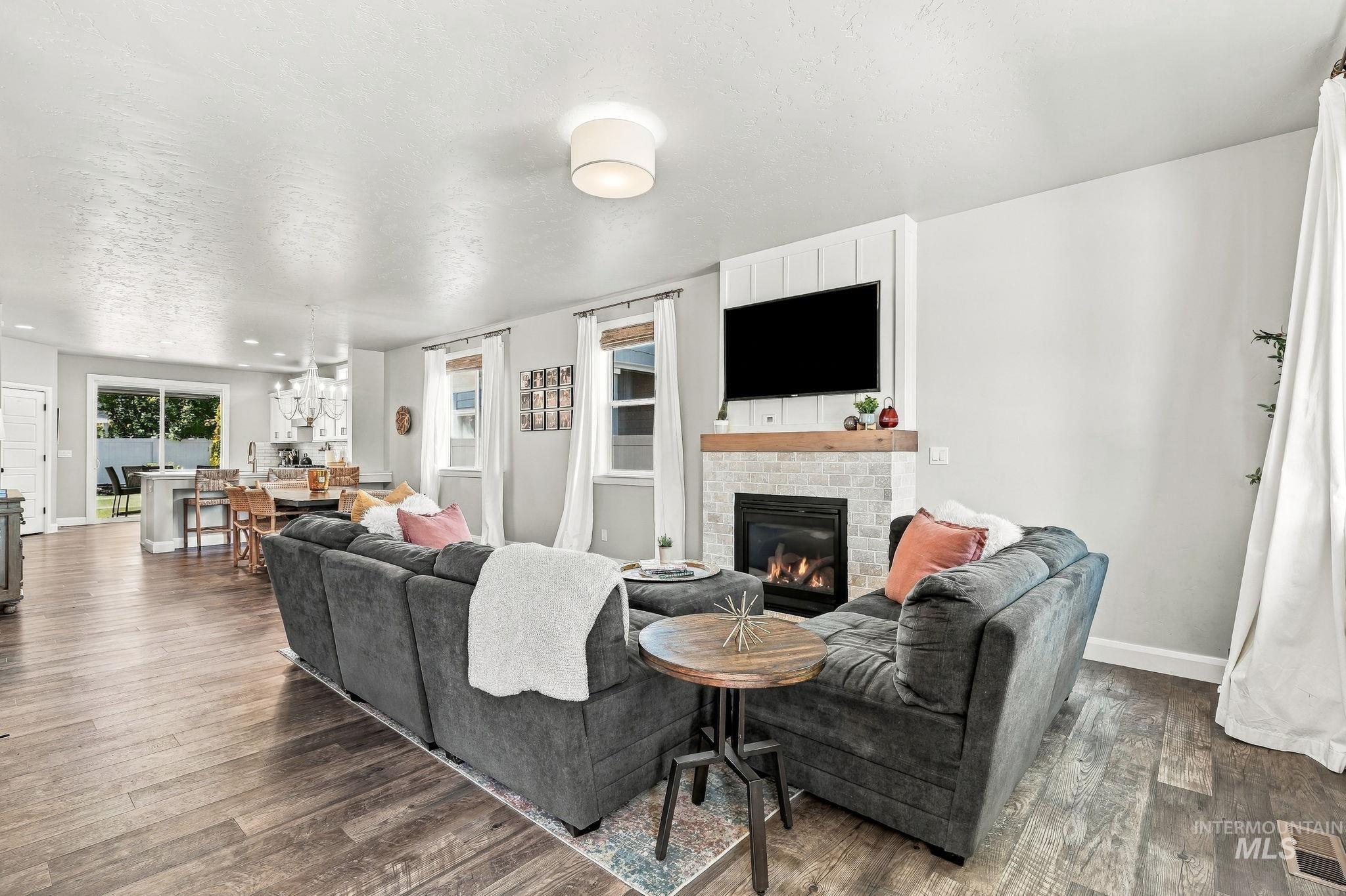 365 N Tullshire, Eagle, Idaho 83616, 4 Bedrooms, 3.5 Bathrooms, Residential For Sale, Price $739,900, 99001174