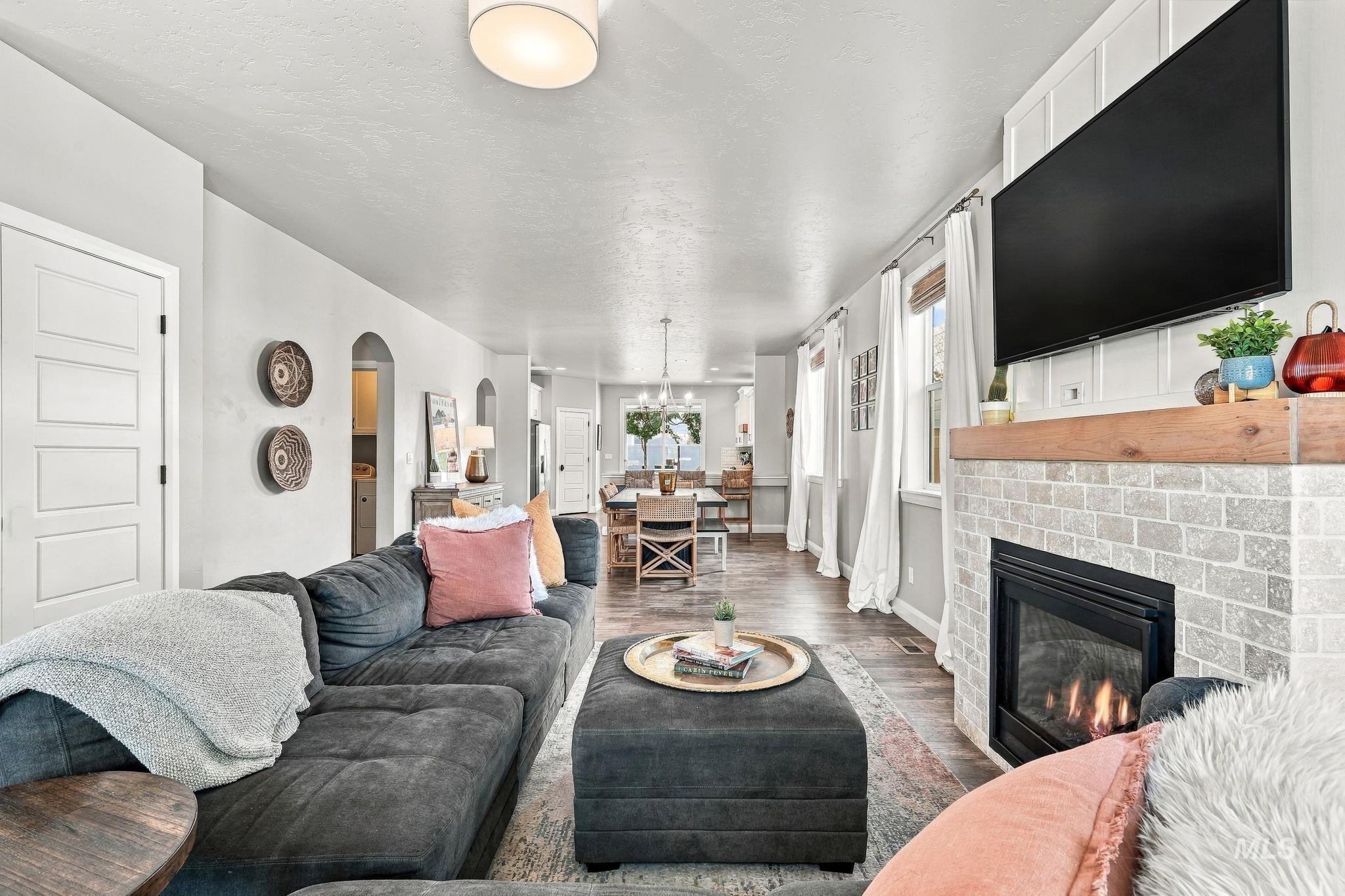365 N Tullshire, Eagle, Idaho 83616, 4 Bedrooms, 3.5 Bathrooms, Residential For Sale, Price $739,900, 99001174