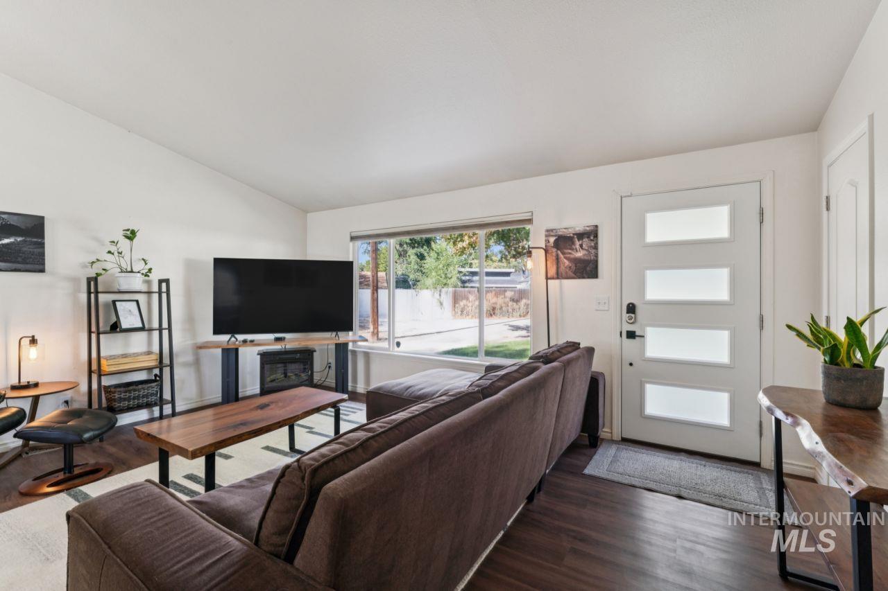 3055 S Virginia Ave, Boise, Idaho 83705, 2 Bedrooms, 1 Bathroom, Residential For Sale, Price $369,000, 99001206