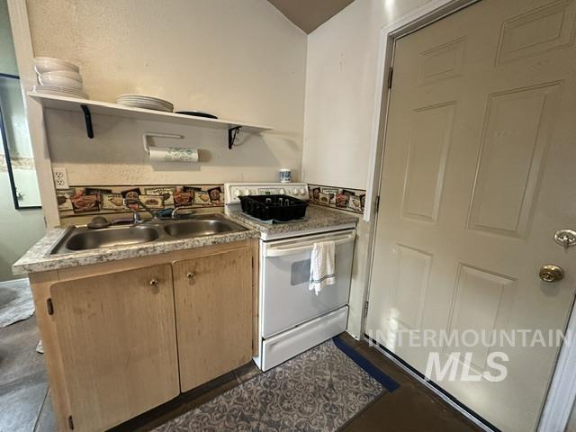 94 N Oneida, Glenns Ferry, Idaho 83623, 2 Bedrooms, 2 Bathrooms, Residential Income For Sale, Price $279,000,MLS 99001210