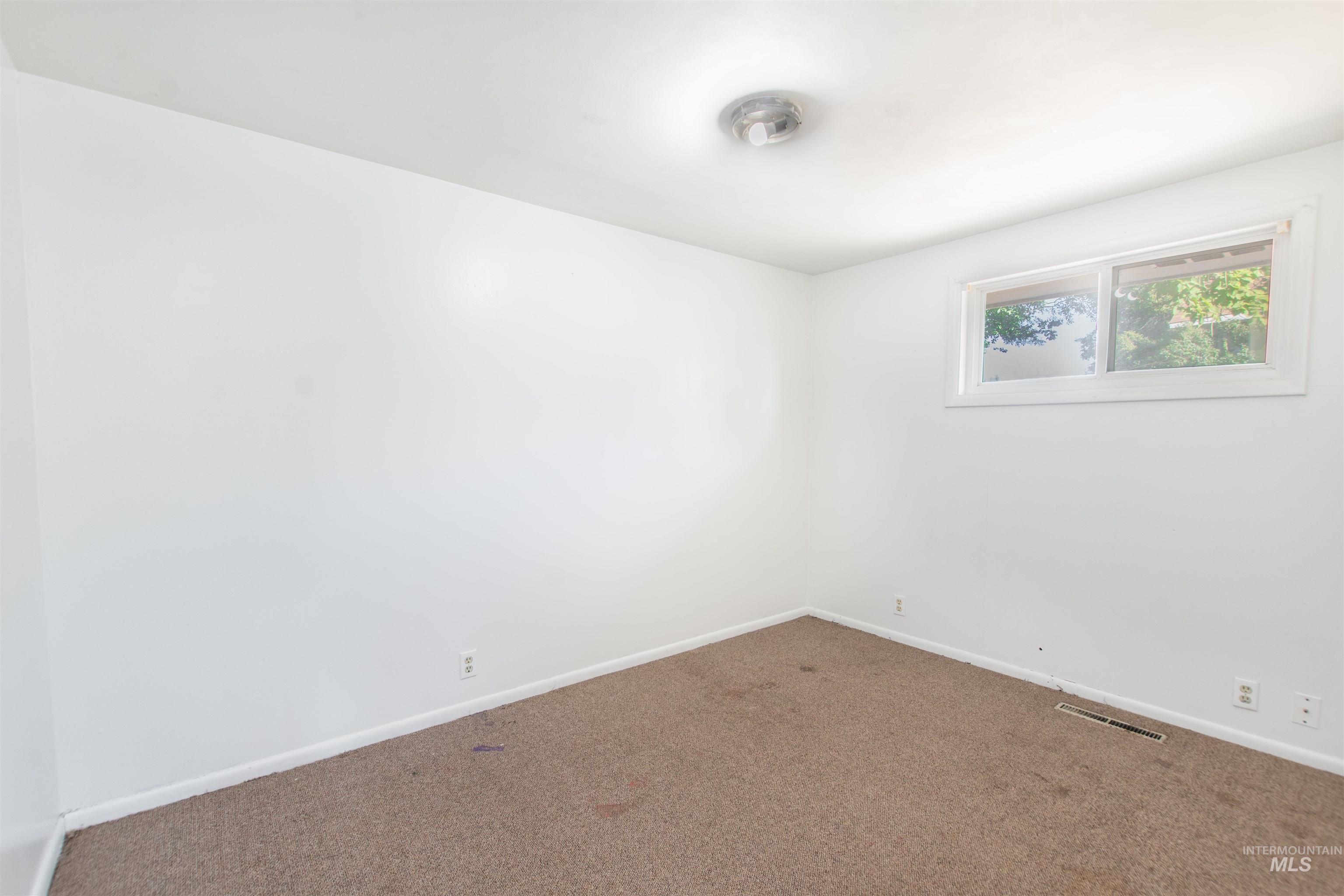 801 E Ball Avenue, Parma, Idaho 83660, 2 Bedrooms, 1 Bathroom, Residential Income For Sale, Price $300,000,MLS 99001214