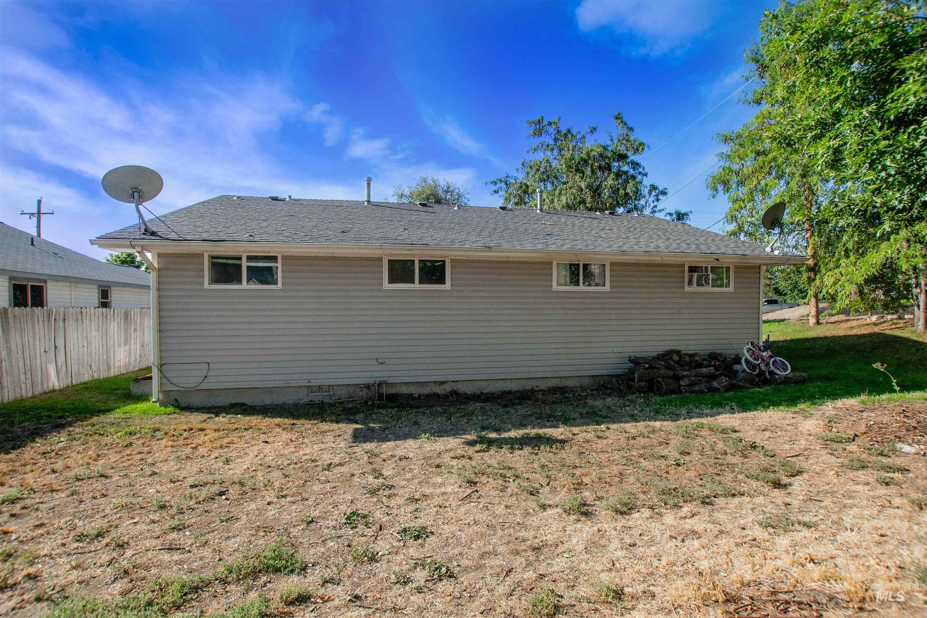 801 E Ball Avenue, Parma, Idaho 83660, 2 Bedrooms, 1 Bathroom, Residential Income For Sale, Price $300,000,MLS 99001214