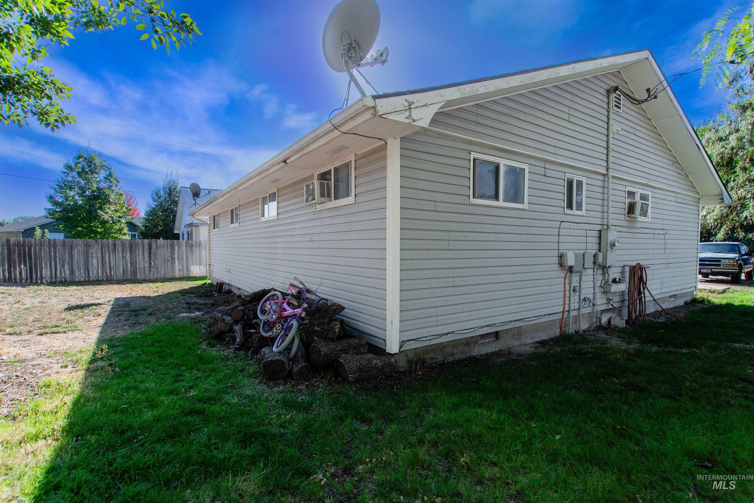801 E Ball Avenue, Parma, Idaho 83660, 2 Bedrooms, 1 Bathroom, Residential Income For Sale, Price $300,000,MLS 99001214