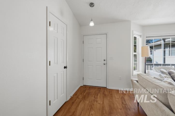 10112 W Jewell St., Boise, Idaho 83704, 3 Bedrooms, 2 Bathrooms, Residential For Sale, Price $422,500, 99001220